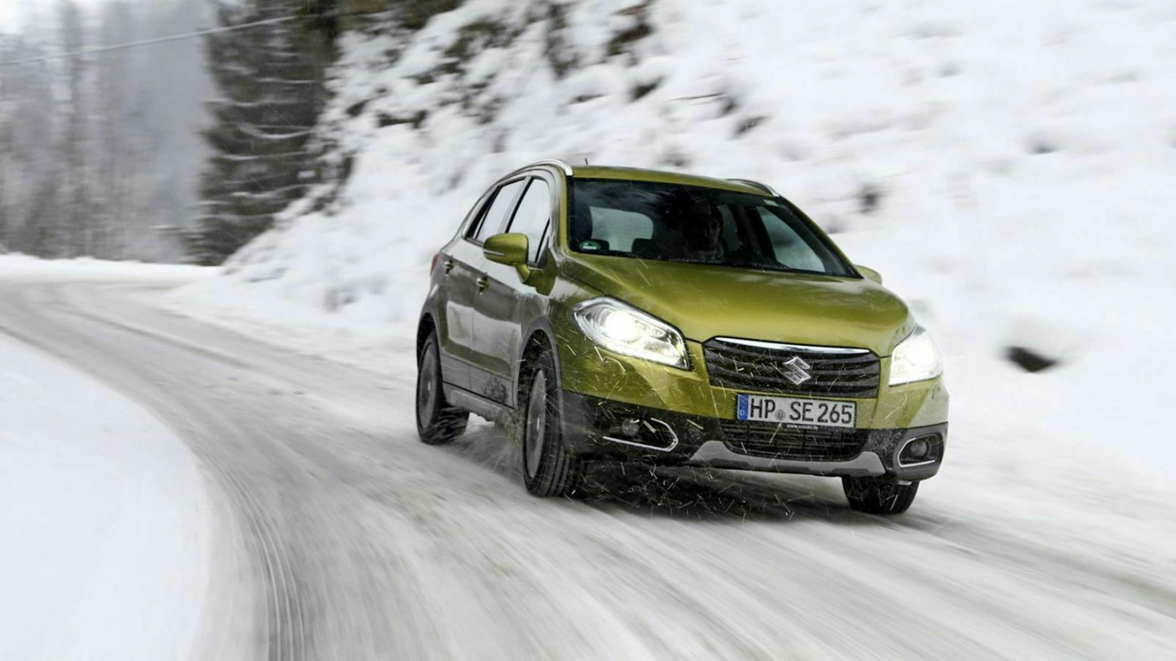 Zu sehen ist der Suzuki SX4 Cross von vorne, fahrend