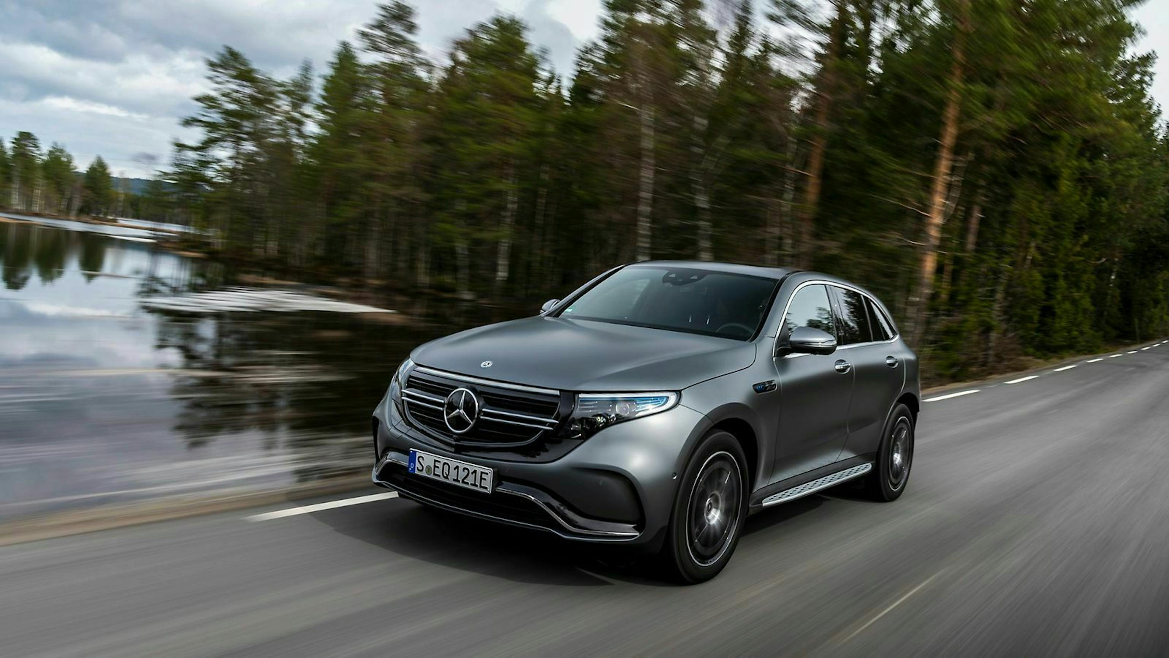 Mercedes EQC im Fahrbericht: Zwei Elektromotoren beschleunigen das E-Mobil mit 408 PS