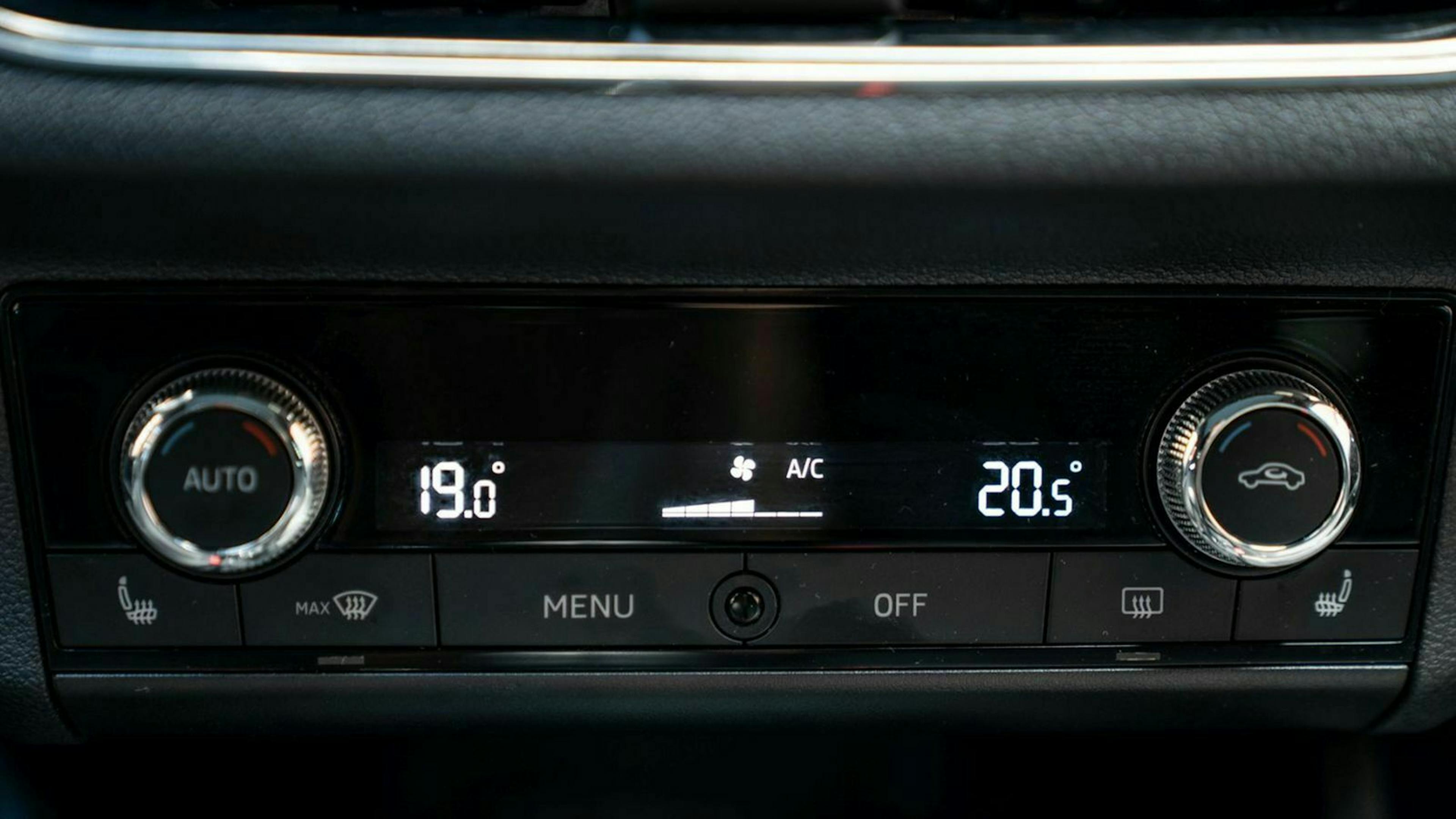 Zu sehen ist die Klimaanlage des Skoda Kamiq