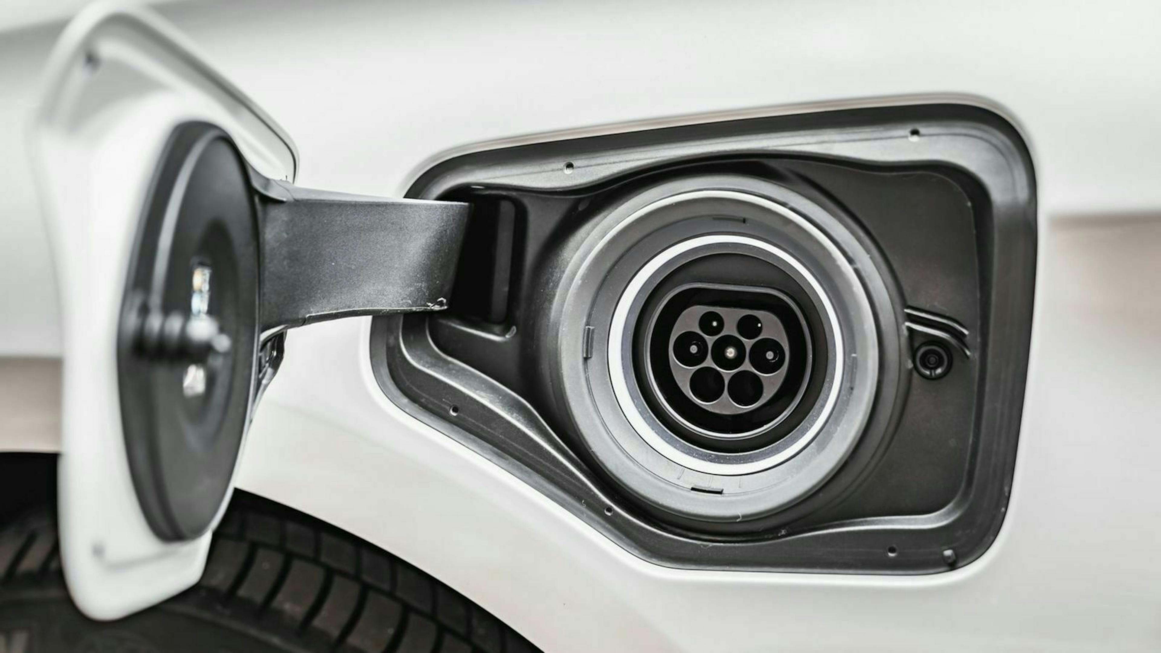 BMW 225 xe Test Nahaufnahme der Tanköffnung