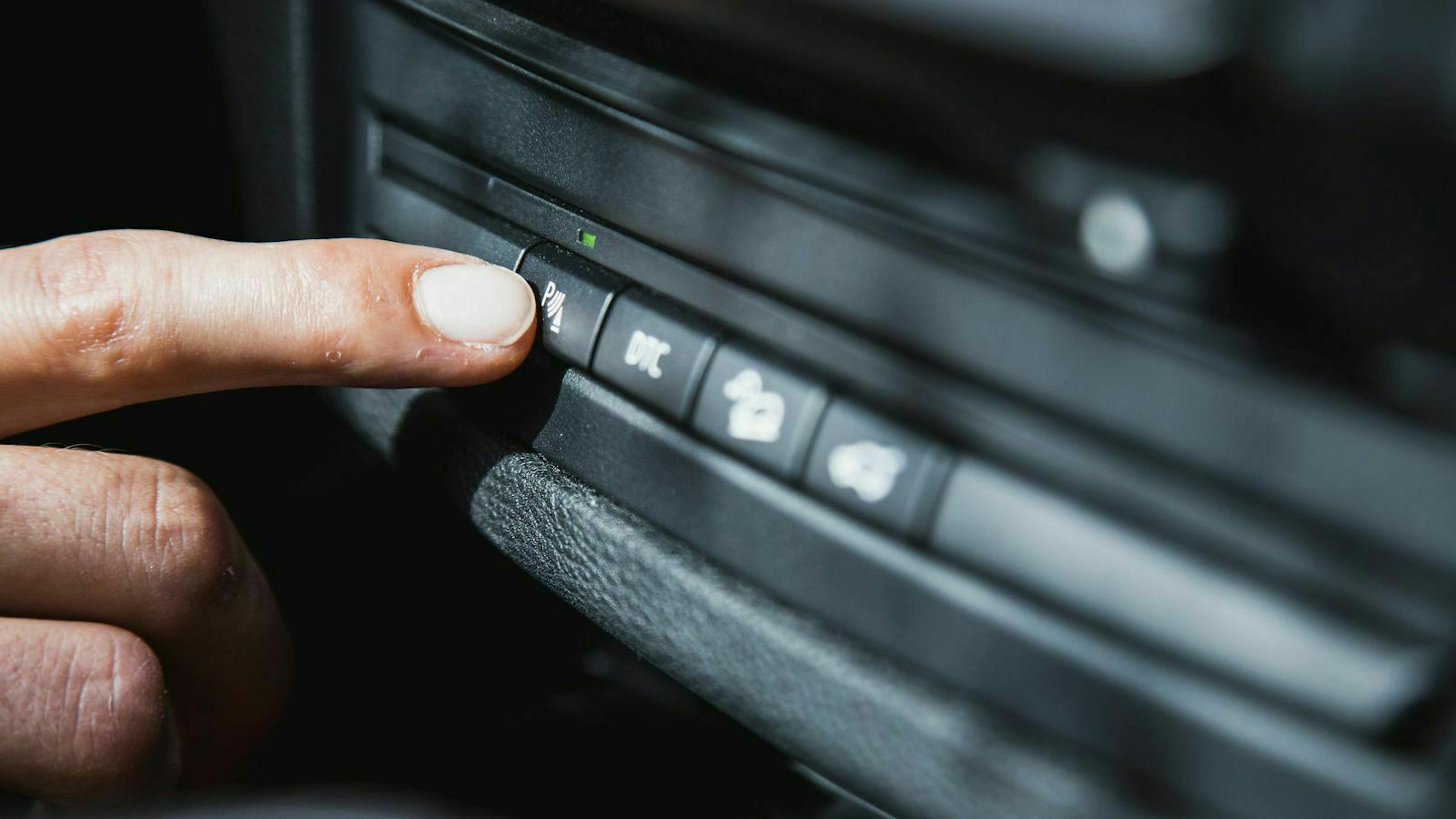Die Sensoren für die Einparkhilfe sind meist vorn und hinten am Auto angebracht und können bei Bedarf abgeschaltet werden.