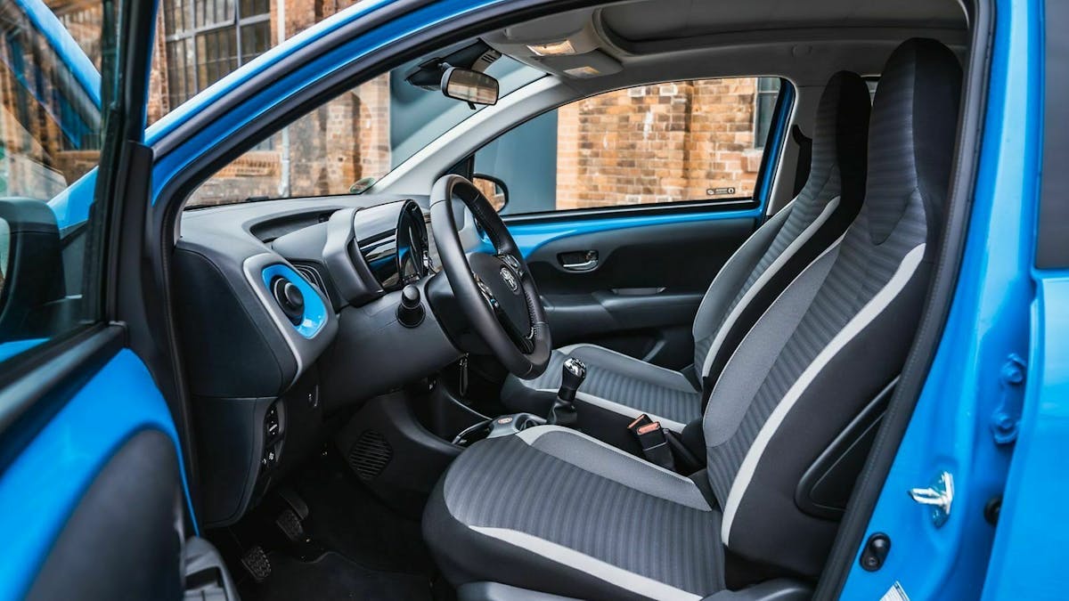 Blick in den Innenraum des Toyota Aygo bei geöffneter Fahrertür
