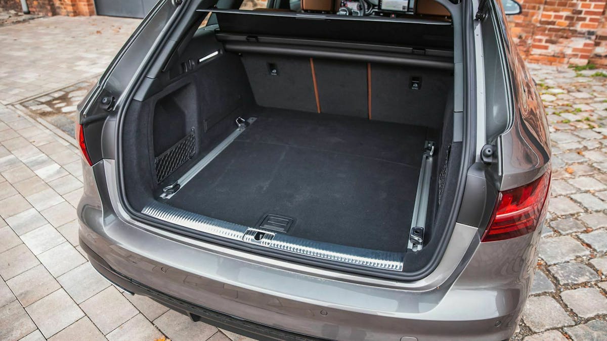 Zu sehen ist der Kofferraum des Audi A4 40 TDI : Das Motto des Facelift wird hier deutlich. Design ist wichtiger, als Platz