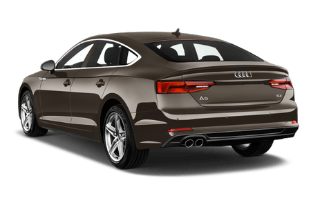 Brauner Audi A5 Sportback mit LED-Rückleuchten, Doppelauspuff und Silberrädern. Ansicht von hinten auf weißem Hintergrund.