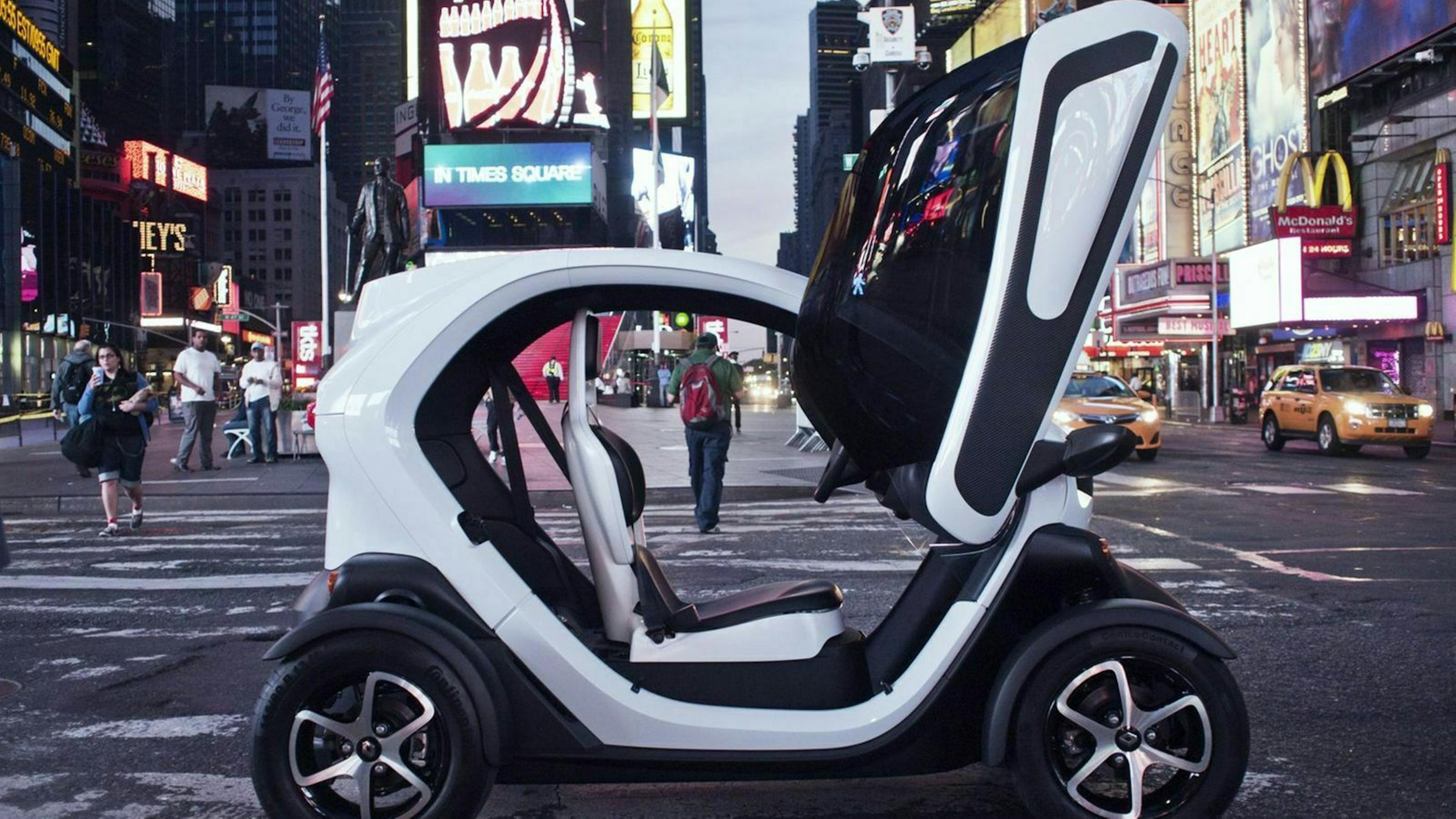 Der Renault Twizy in Seitenansicht mit offenen Türen
