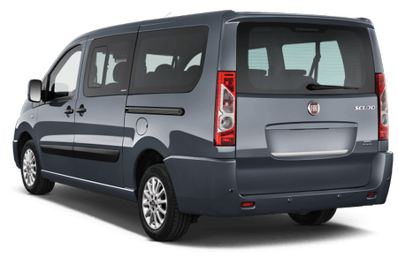 Silberner Van, Fiat Scudo, von hinten fotografiert. Klare Heckleuchten, getönte Fenster, modernes Design. Ideal für Familien oder Gruppenreisen.