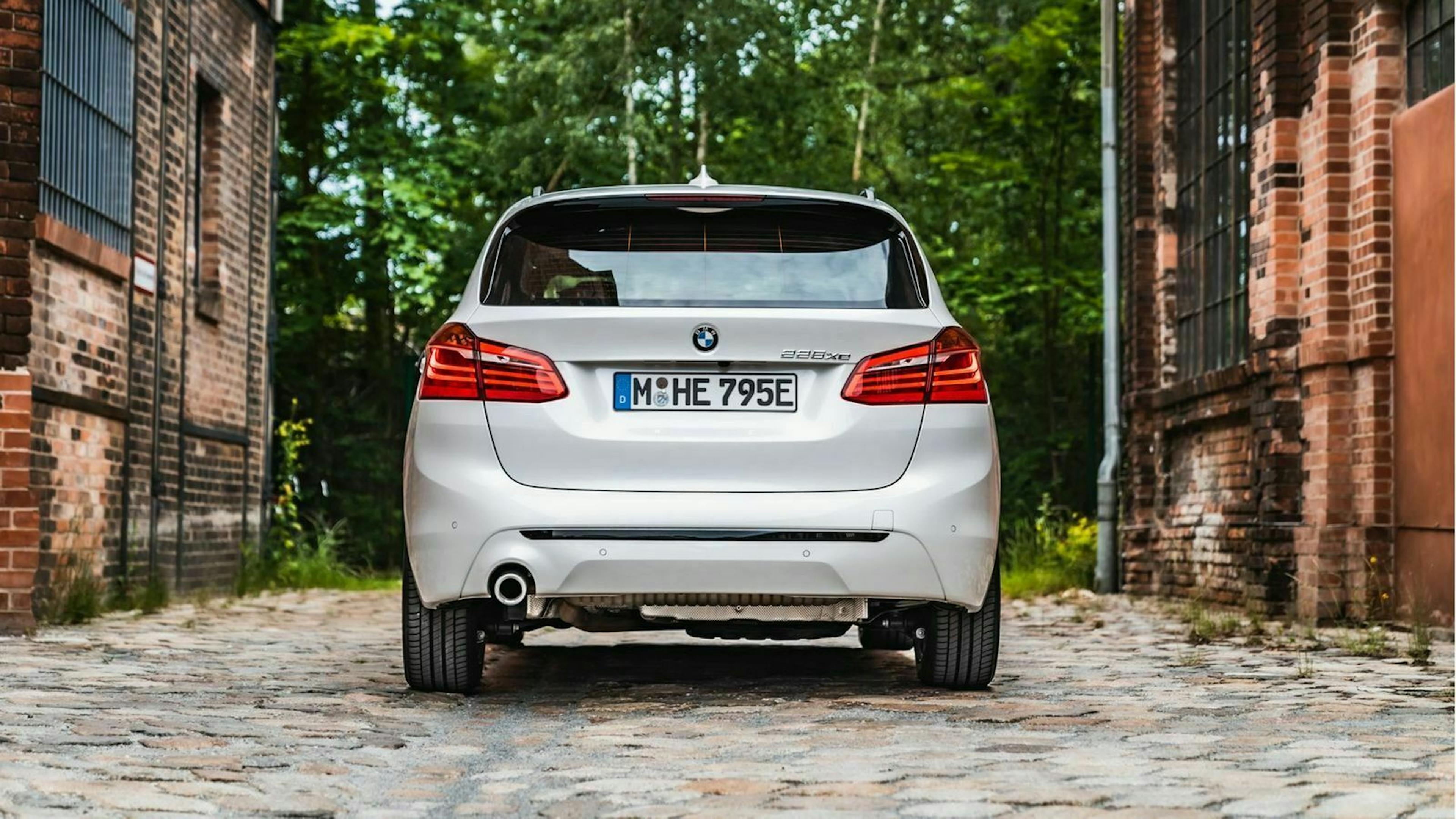 BMW 225 xe Test stehend Heckansicht