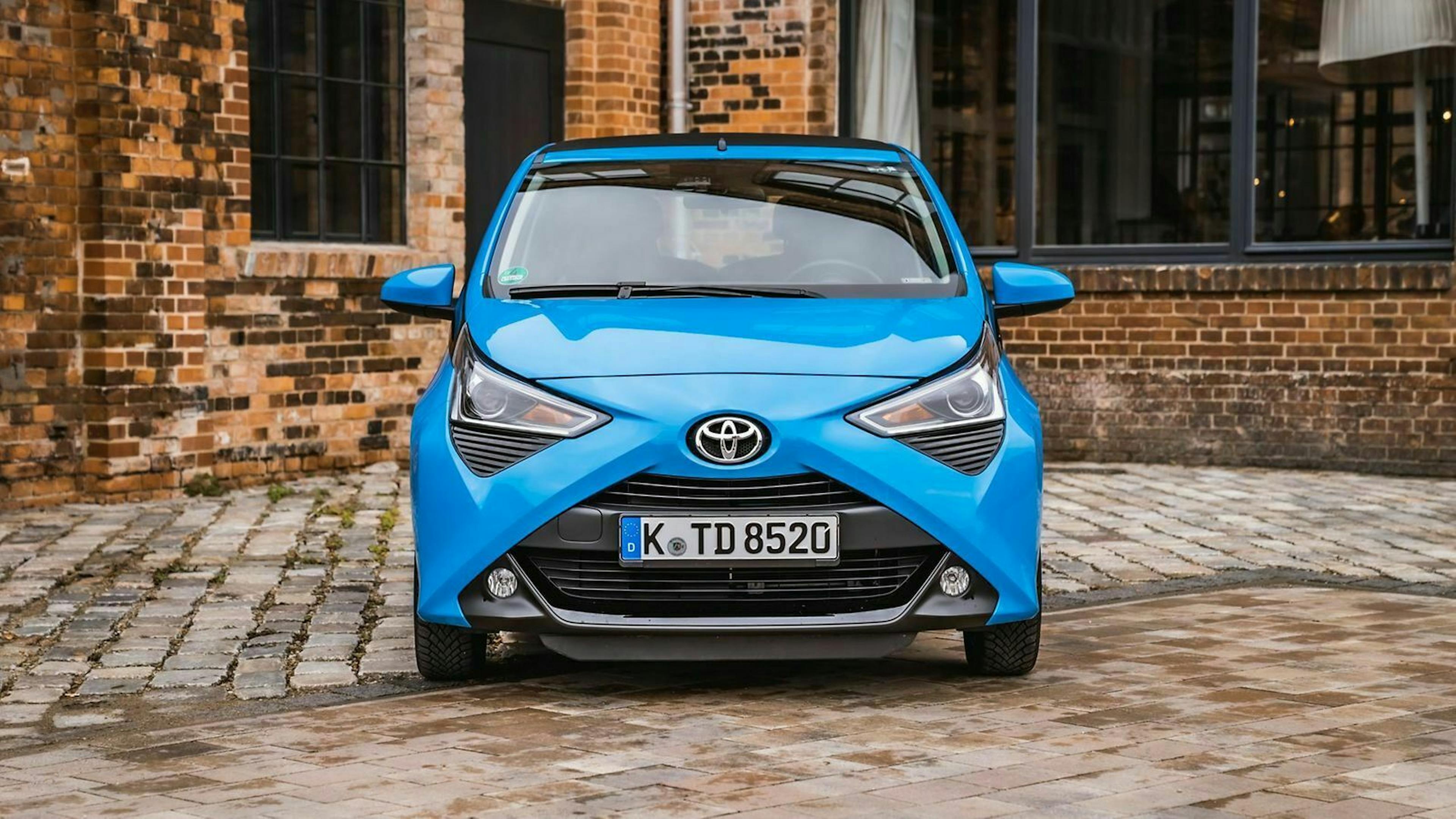 Toyota Aygo in der Frontansicht, stehend