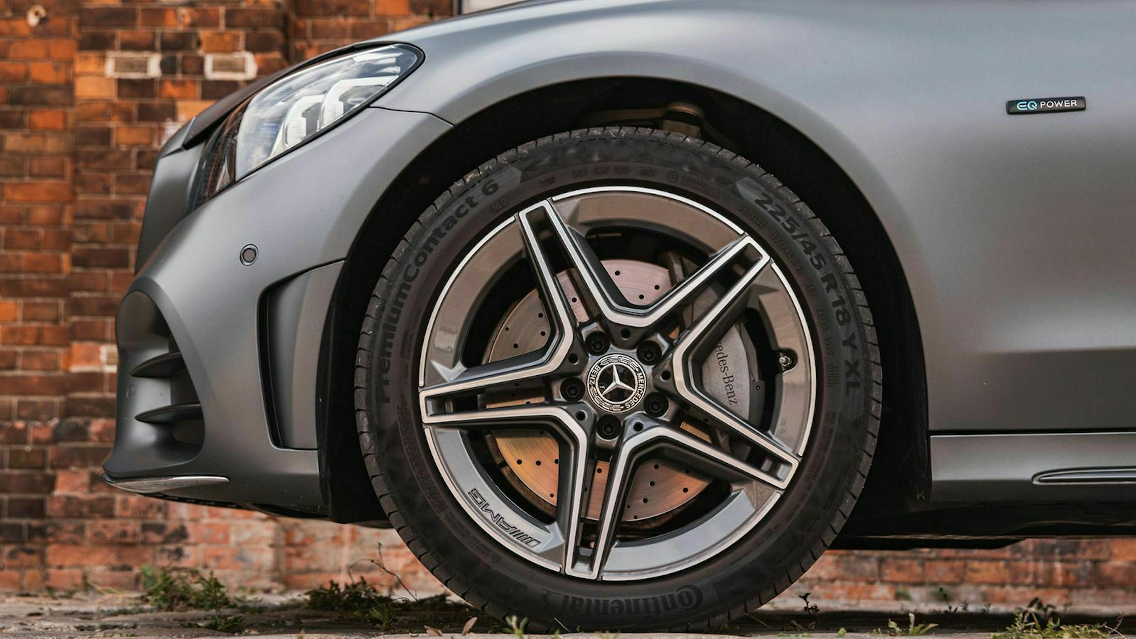 Die Bremsenergie gewinnt die C-Klasse zurück und lädt damit den Akku