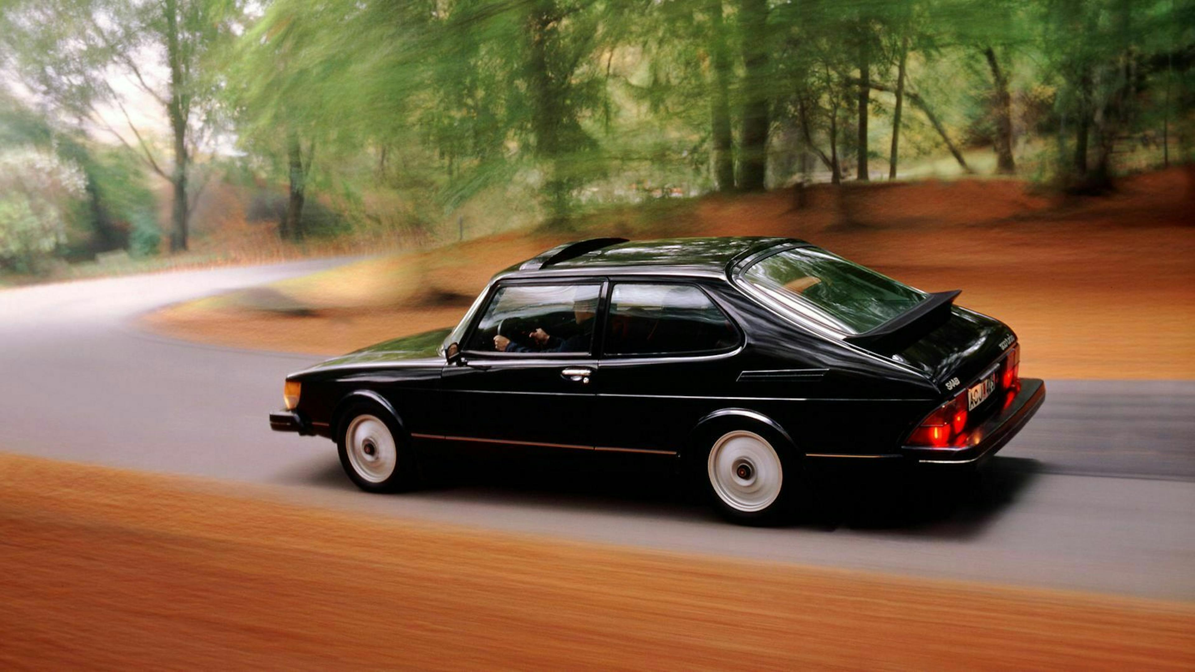 Zu sehen ist der Saab 900 in seitlicher Position