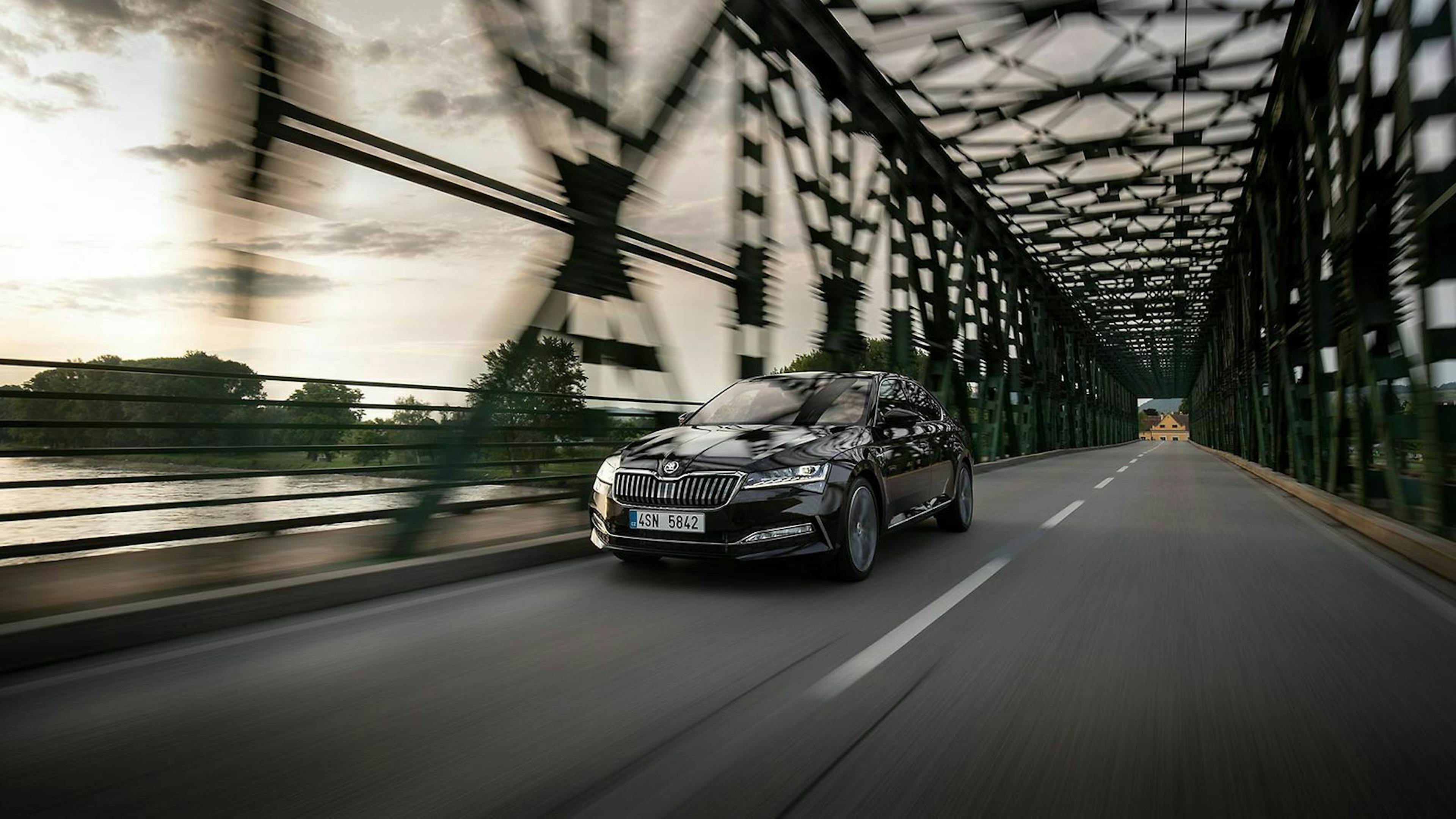 Škoda Superb in Fahrt: Aufnahme von vorn rechts