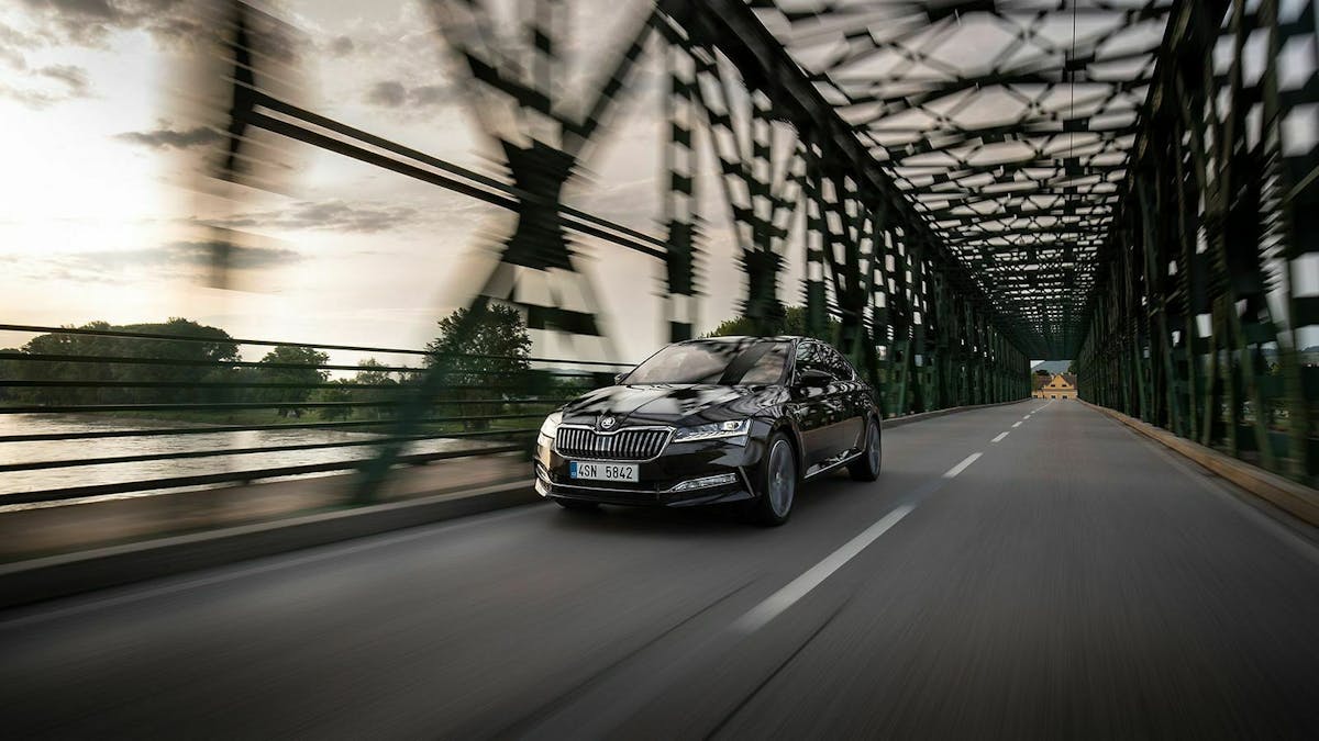 Skoda Superb in Fahrt: Aufnahme von vorn rechts