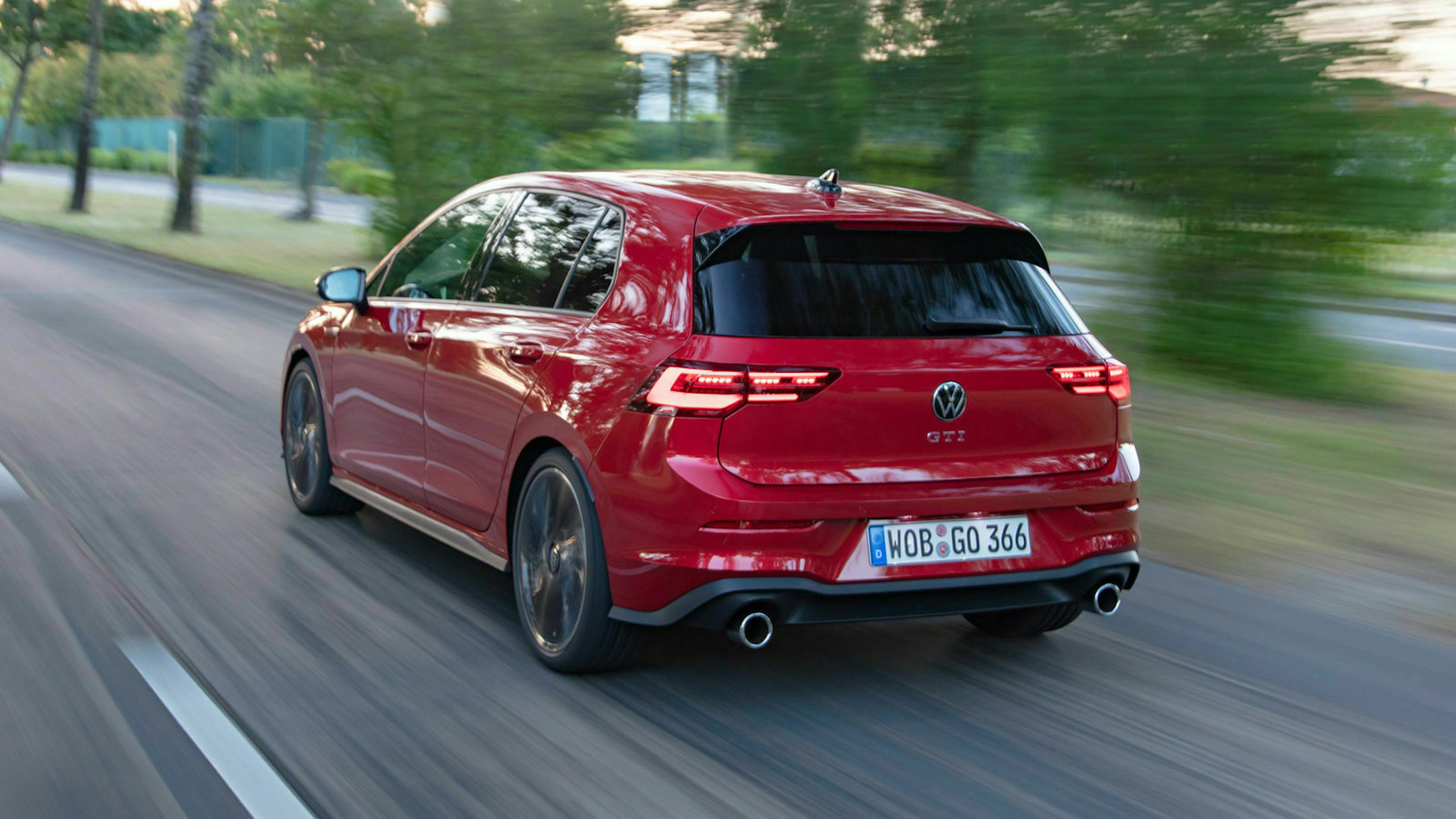 VW Golf 8 GTI: Fahraufnahme hinten links
