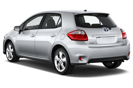 Silberner Toyota-Kompaktwagen, schräg von hinten gesehen, geparkt auf einem weißen Hintergrund.