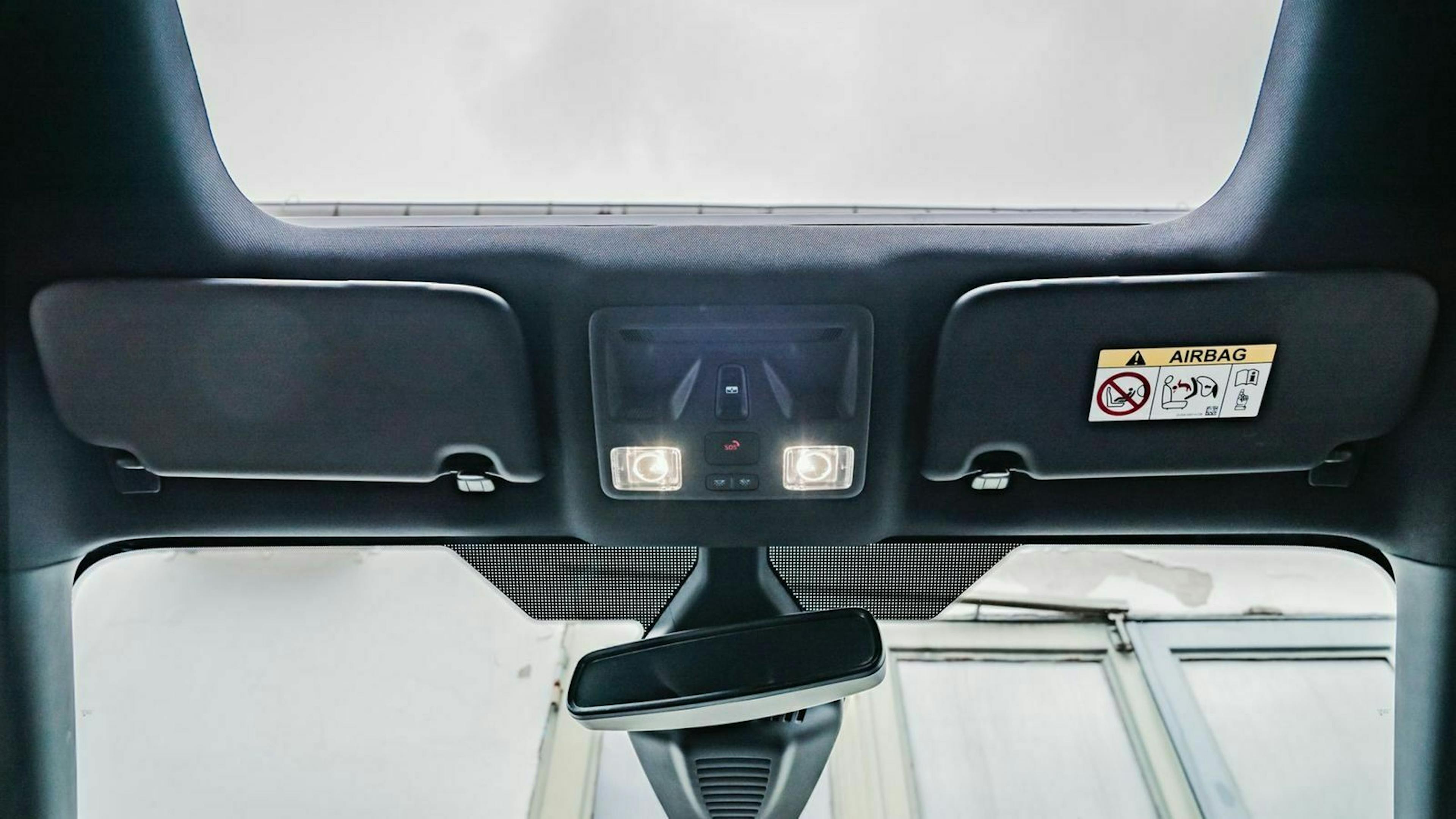 Zu sehen ist das Panoramadach des Ford Puma