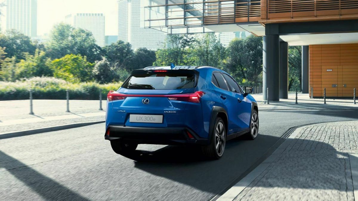 Lexus UX 300e in der Heckansicht, stehend