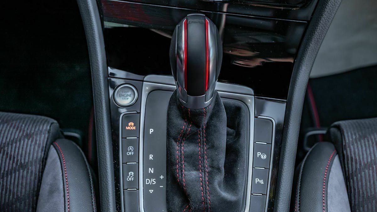 Zu sehen ist die Mittelkonsole des VW Golf 7 GTI TCR