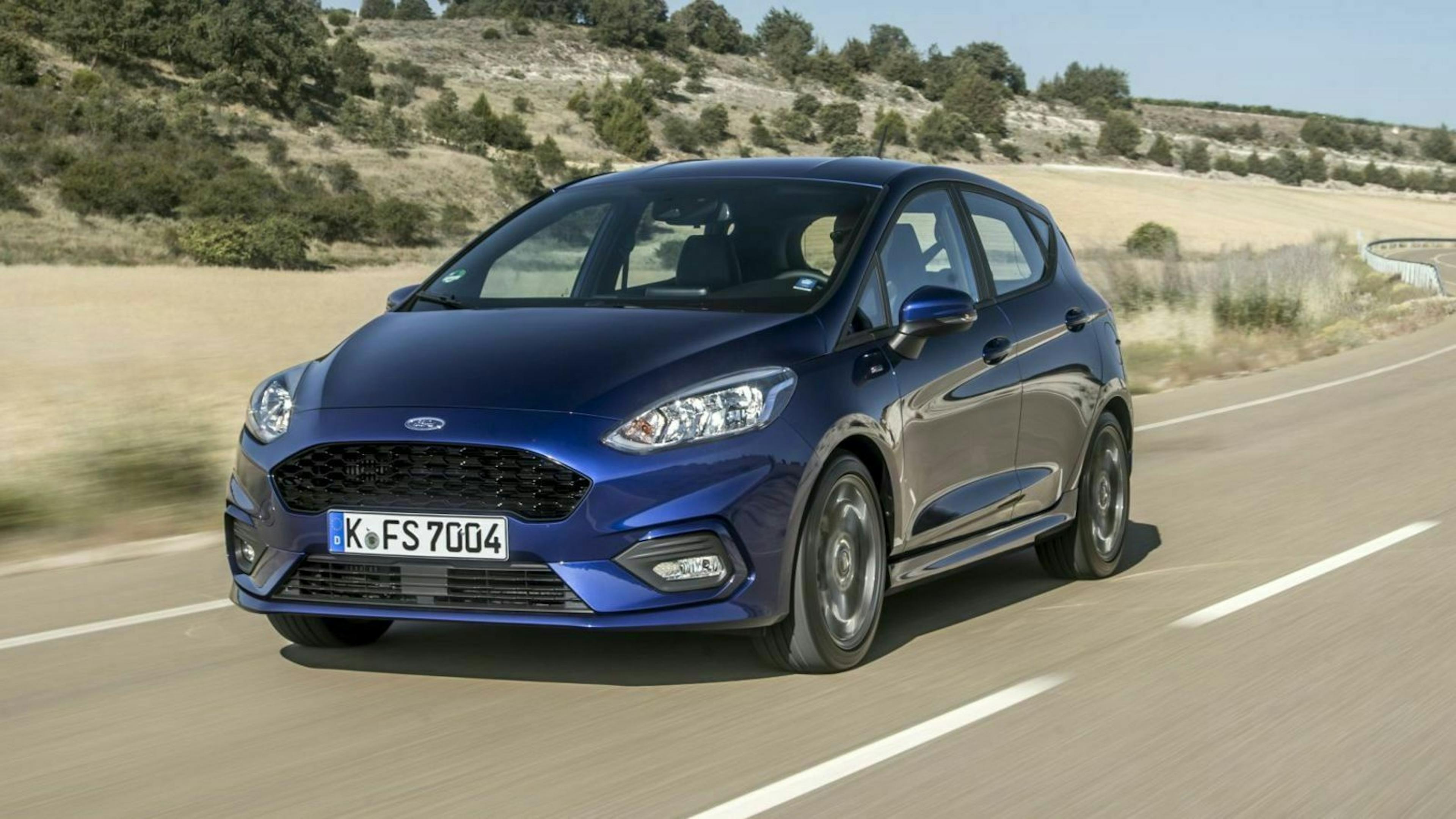 Zu sehen ist der Ford Fiesta von vorne, fahrend
