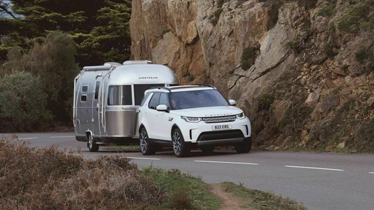 Land Rover Discovery mit Anhänger Dreiviertel-Frontansicht