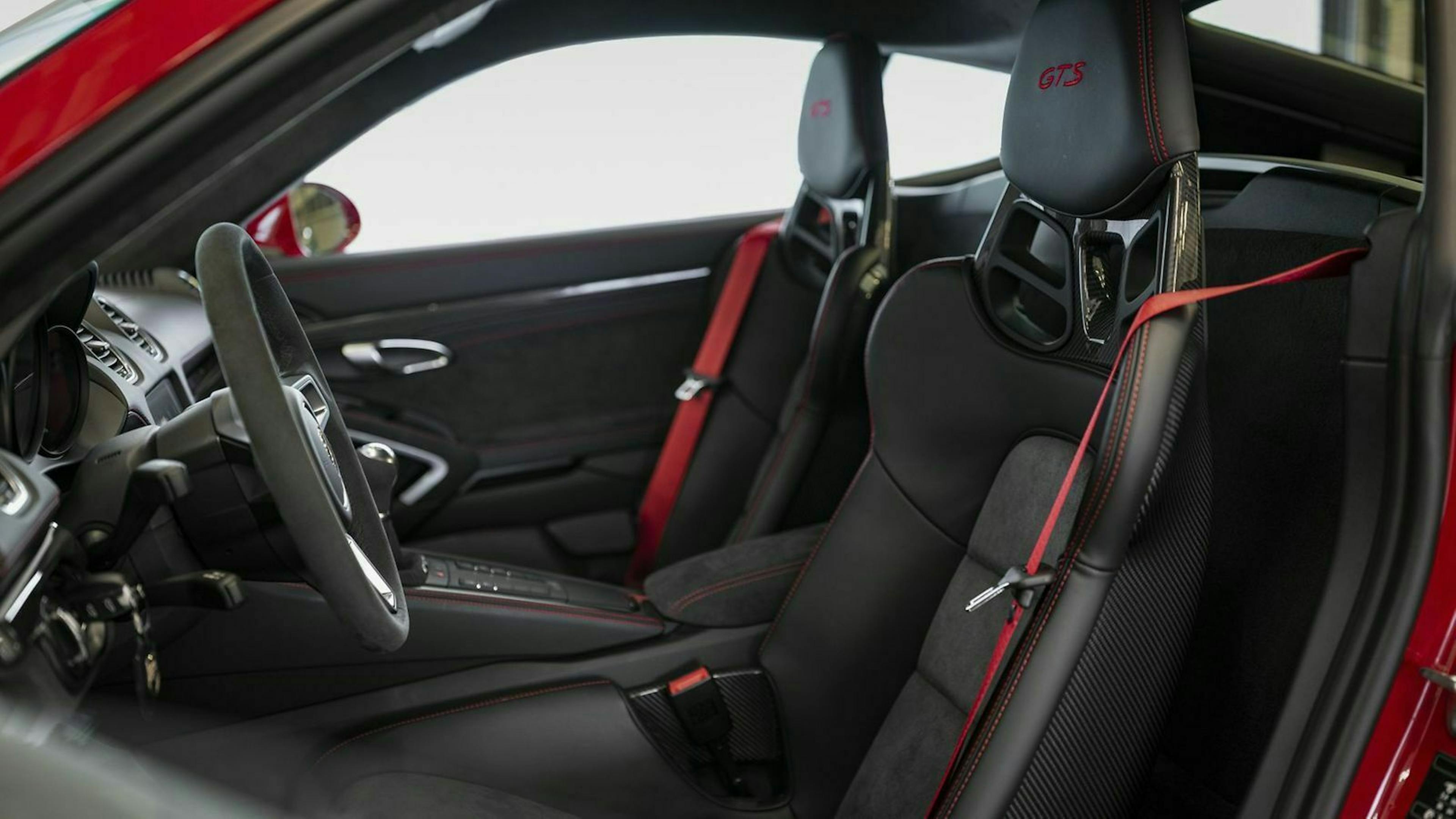 Zu sehen ist das Cockpit des Porsche 718 GTS 4.0 Cayman