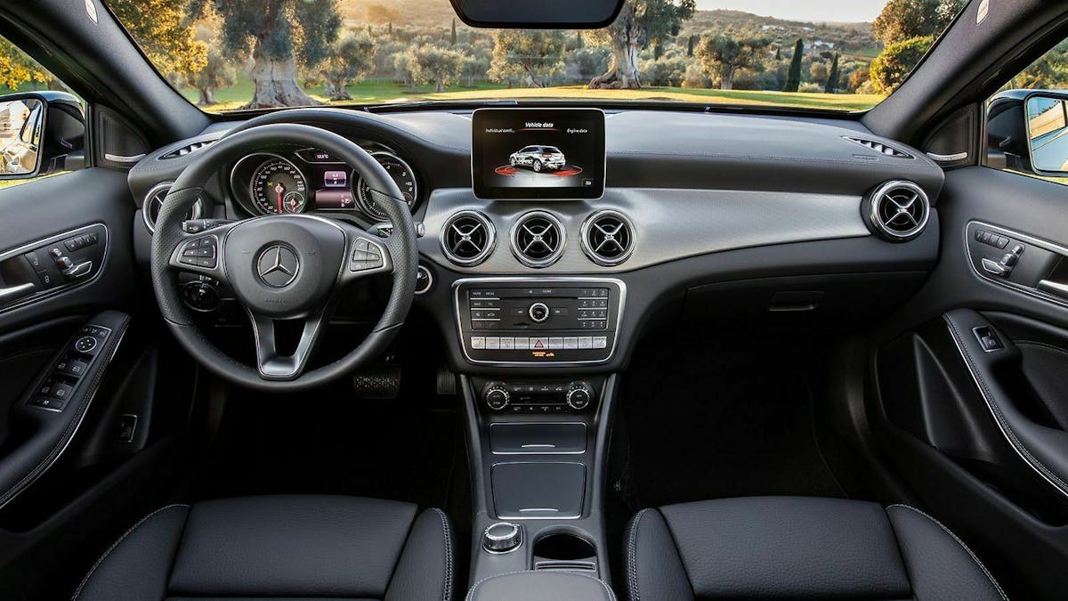 Zu sehen ist das Cockpit des Mercedes GLA X156