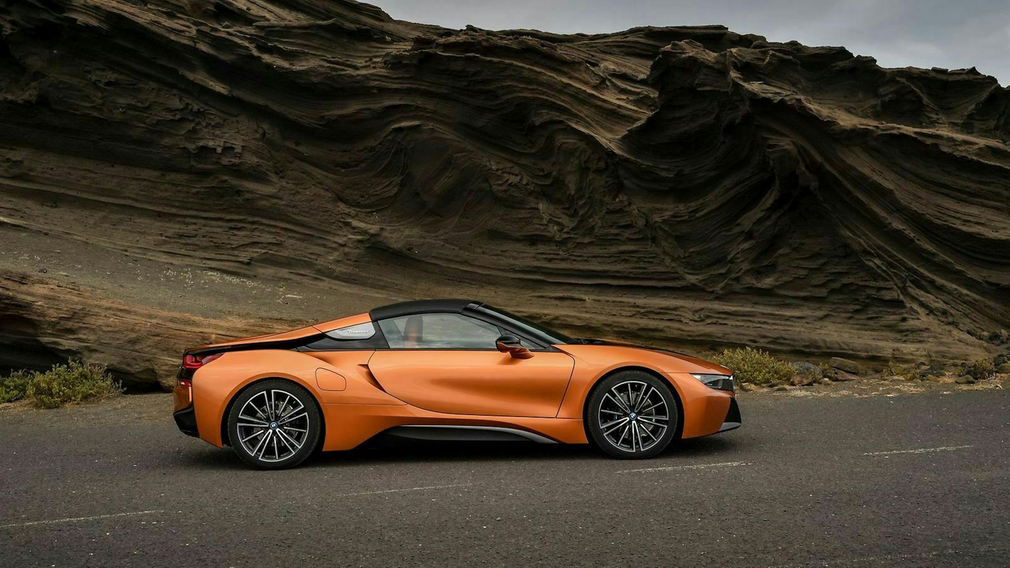 BMW i8 Roadster in der Seitenansicht, stehend