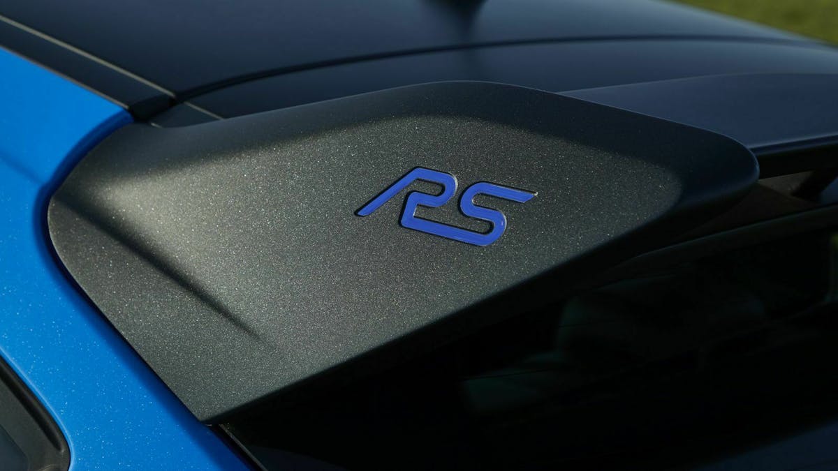 Zu sehen ist das RS Logo auf dem Heckspoiler des Ford Focus RS MK III