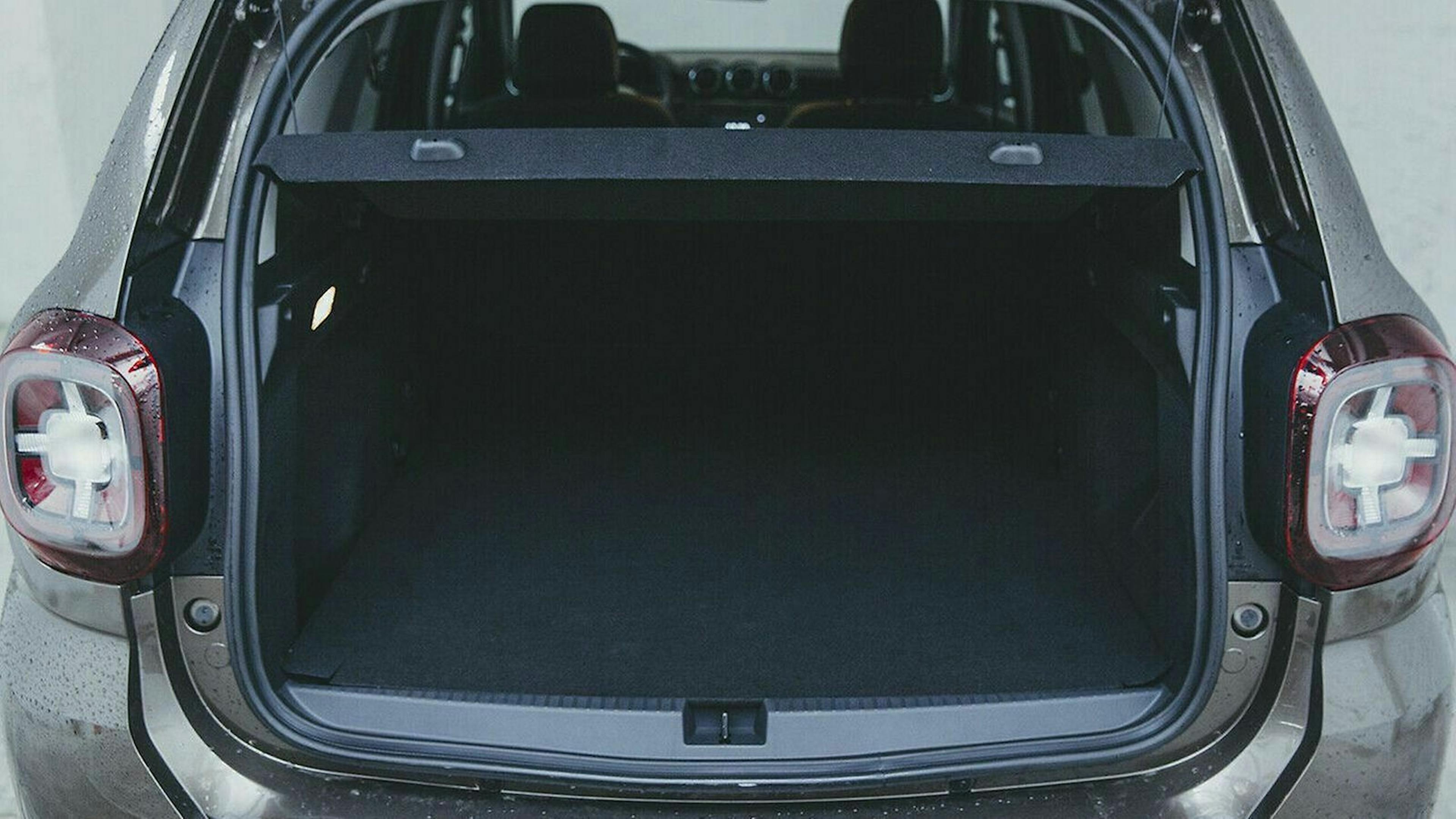 Der Dacia Duster II in der Heckansicht bei geöffneter Kofferraumklappe