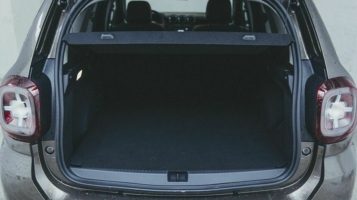 Der Dacia Duster II in der Heckansicht bei geöffneter Kofferraumklappe