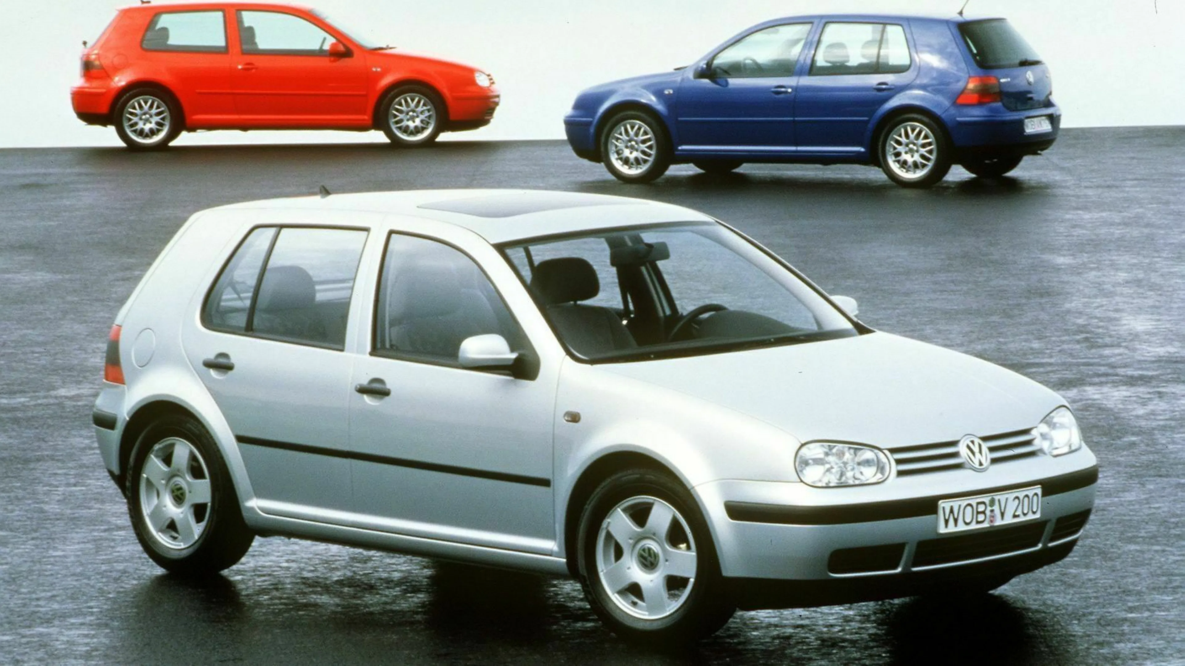 Zu sehen sind drei Modelle des Golf IV