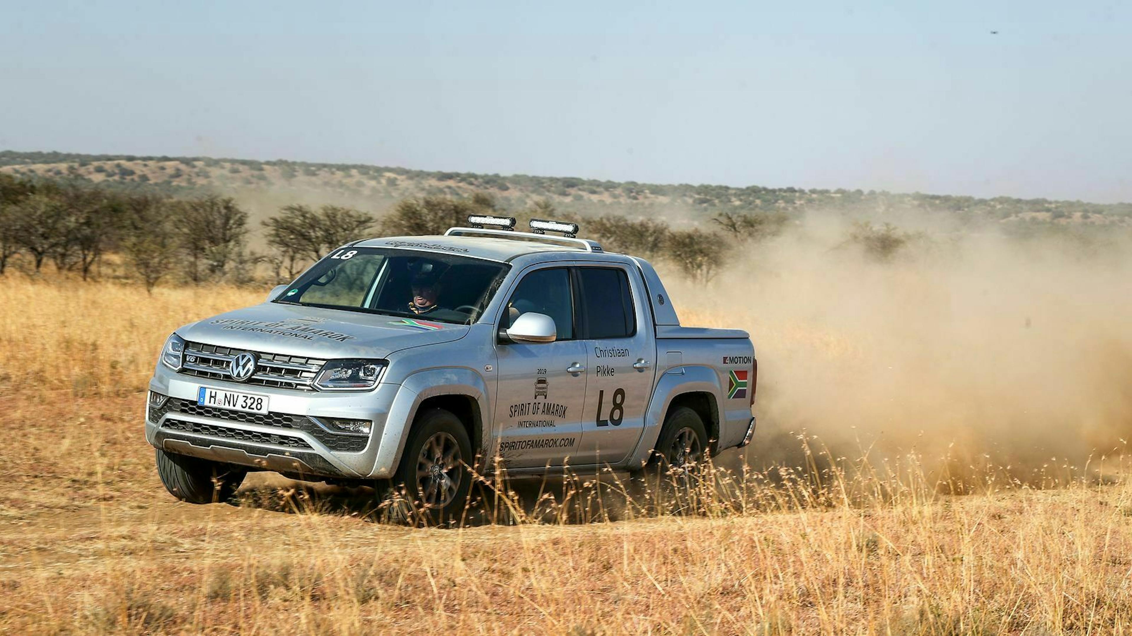 Zu sehen ist der VW Amarok im Steppengelände