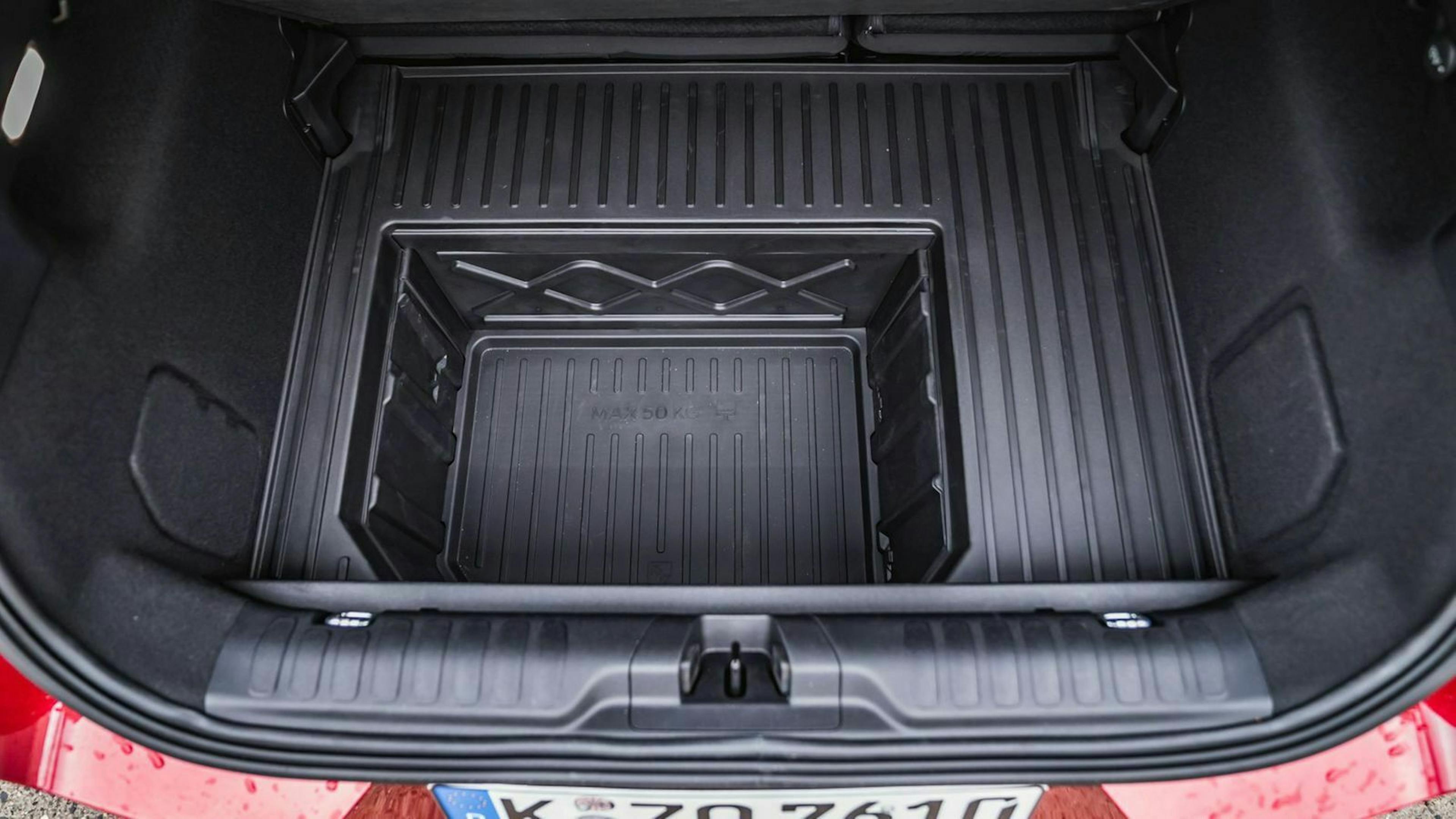 Zu sehen ist der Kofferraumunterboden des Ford Puma