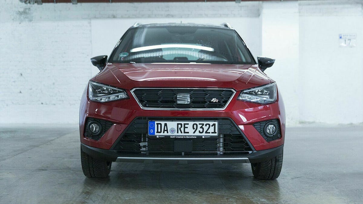 Verwandschaft zum Seat Ibiza ist erkennbar, doch der Arona wendet sich ab von der Familie