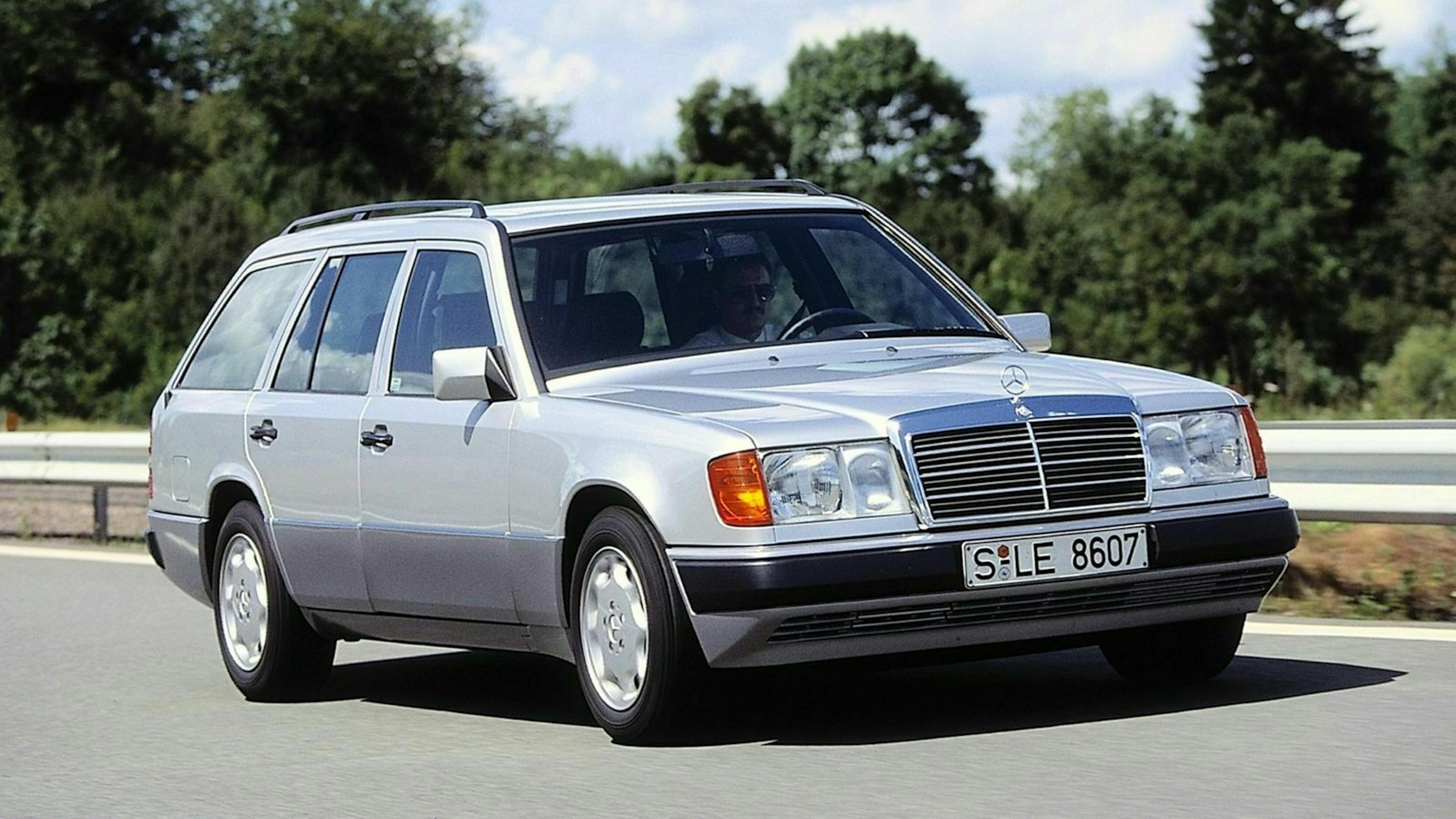 Mercedes W124 fahrend auf der Landstraße