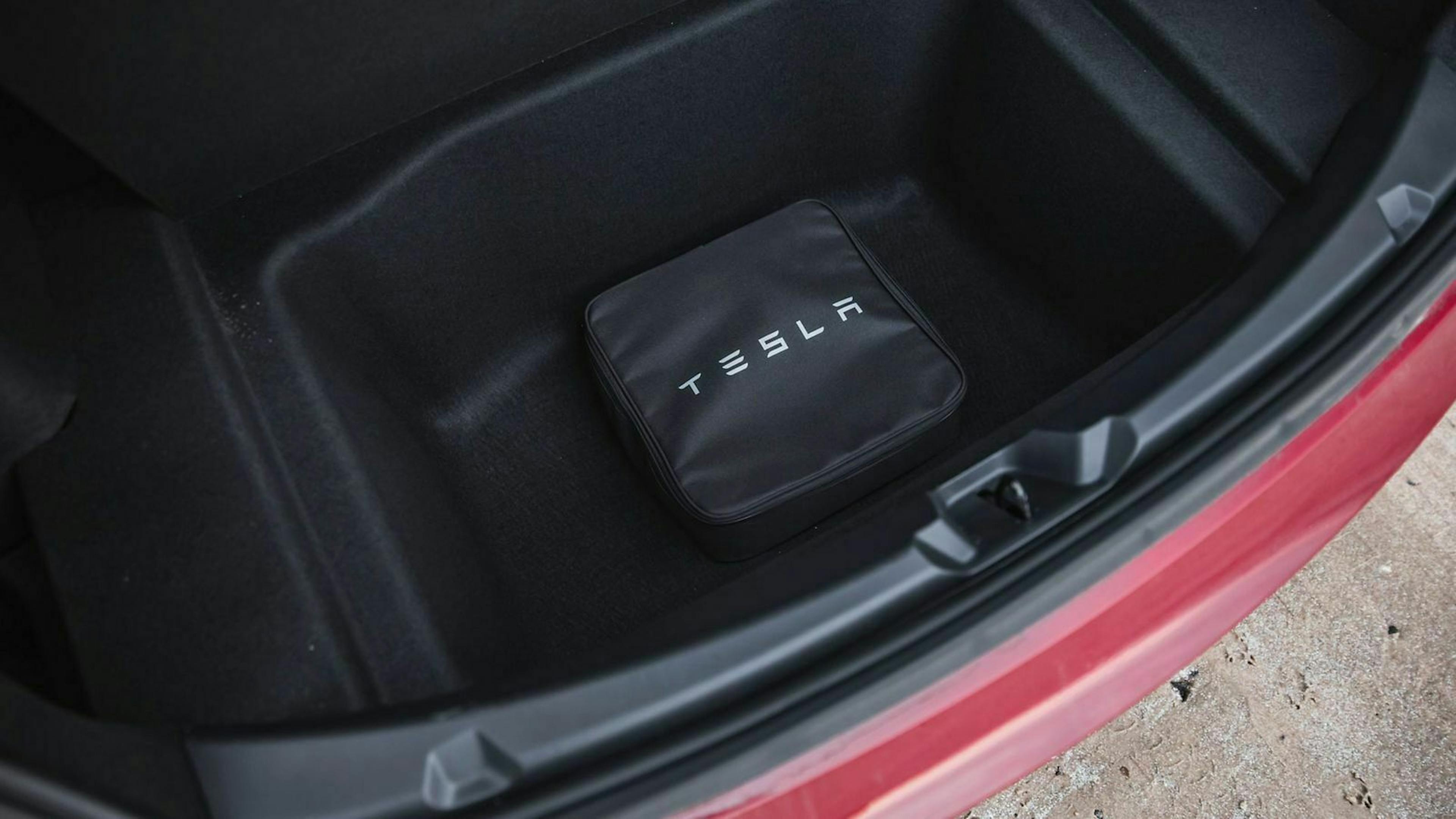 Unter dem Kofferraumboden befindet sich ein zusätzliches Staufach. Hier findet beispielsweise der Erst-Hilfe-Kasten Platz