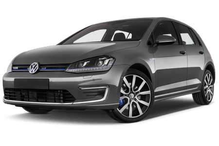 Grauer Volkswagen Golf, Vorderansicht, auf weißem Hintergrund. Sportliche Felgen und modernes Design, kompakter Fünftürer.