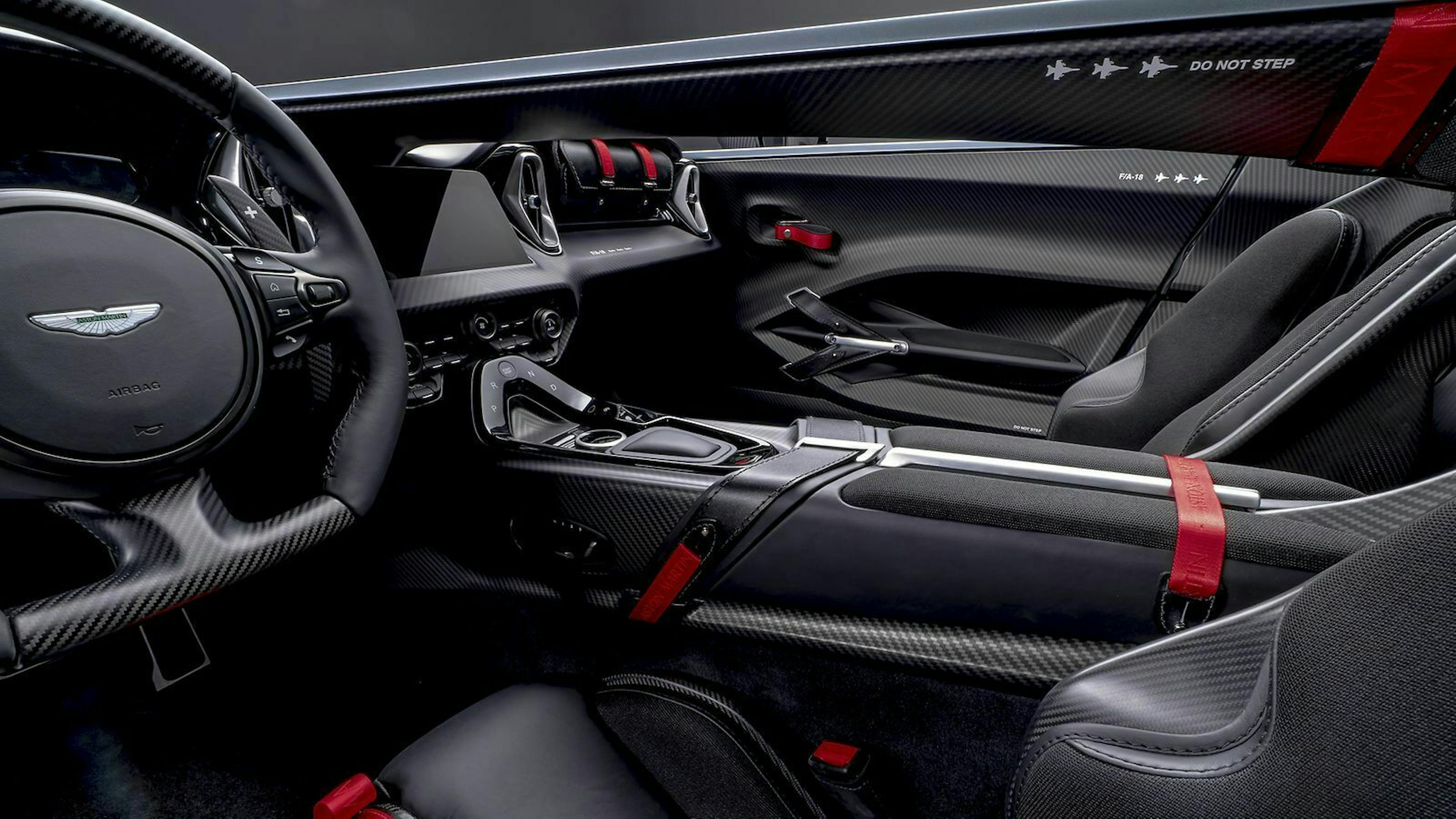 Zu sehen ist der Innenraum des Aston Martiv V12 Speedster