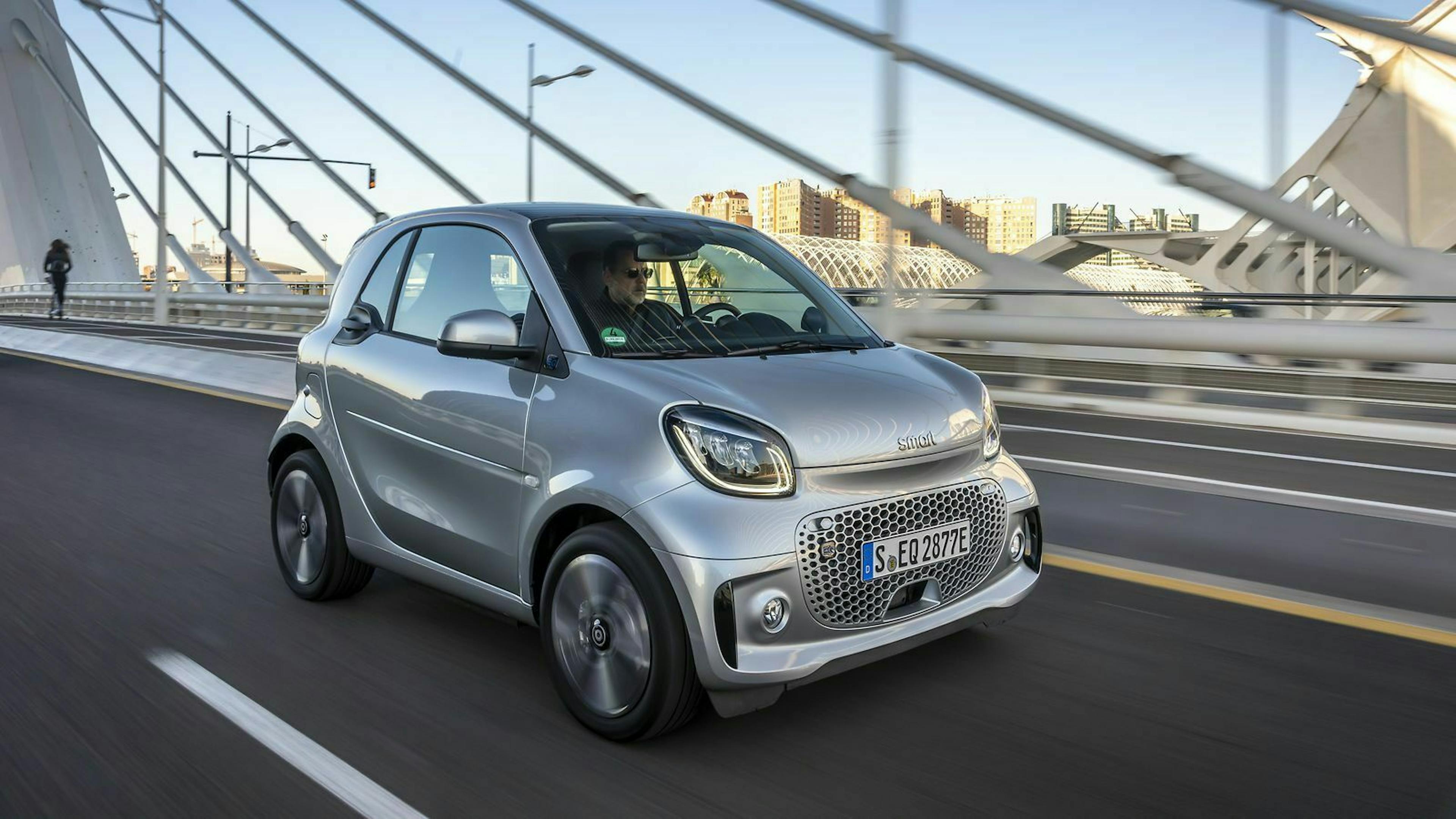 Zu sehen ist der Smart EQ ForTwo Coupe Cool Silver 