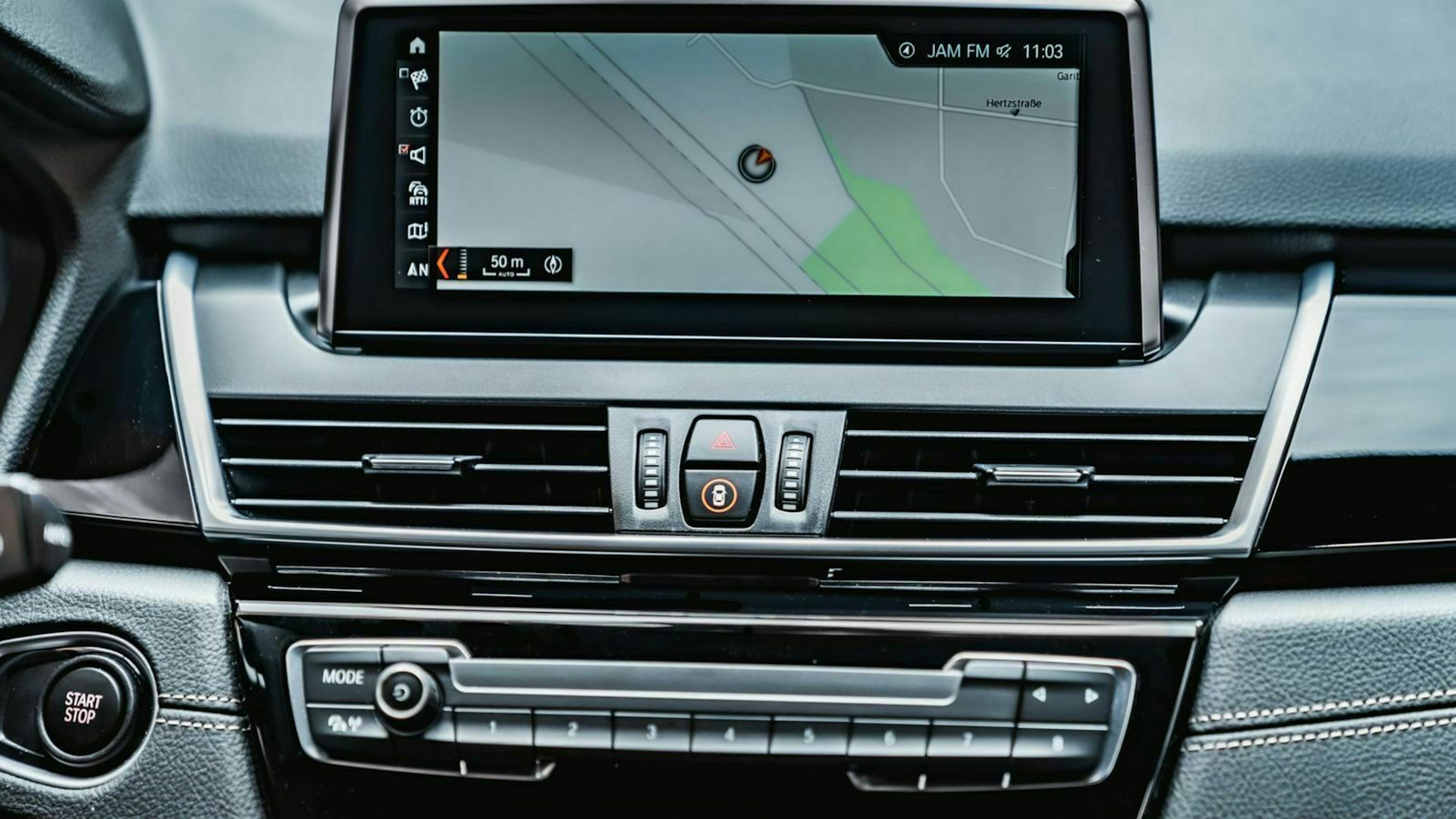 BMW 225 xe Nahaufnahme des Bildschirms mit Radio