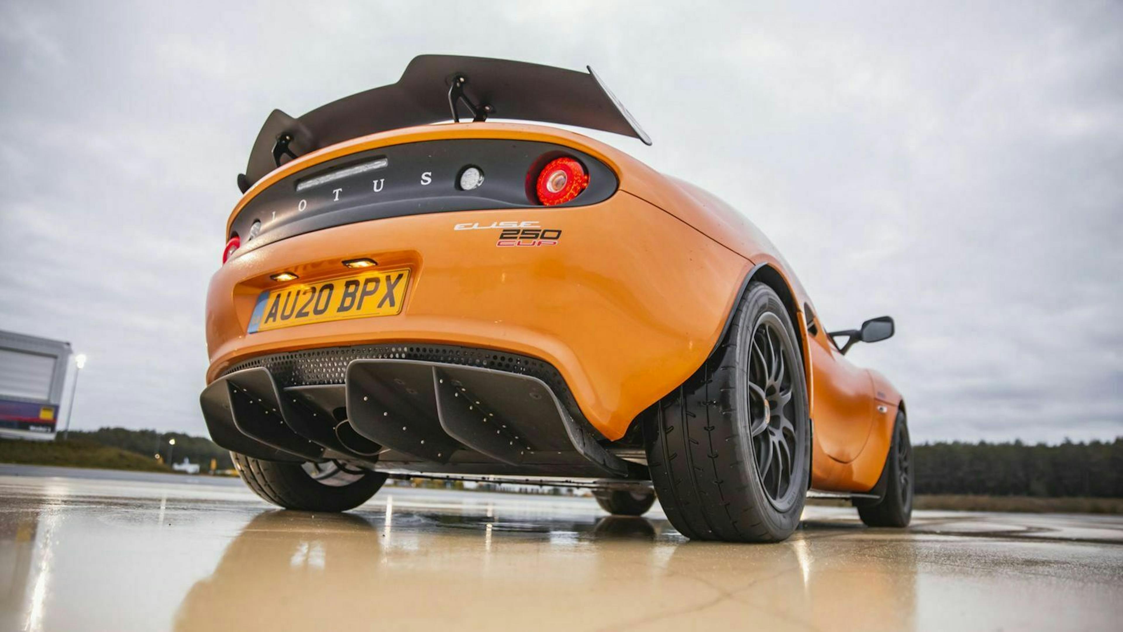 Zu sehen ist das Heck des Lotus Elise