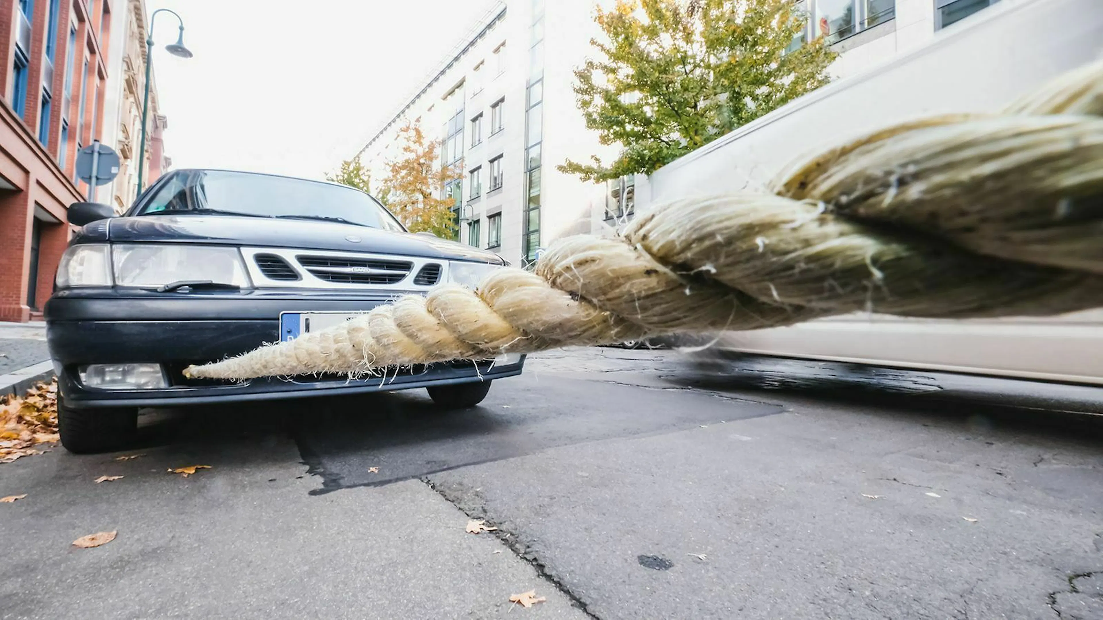 Ein Saab hängt am Abschleppseil.
