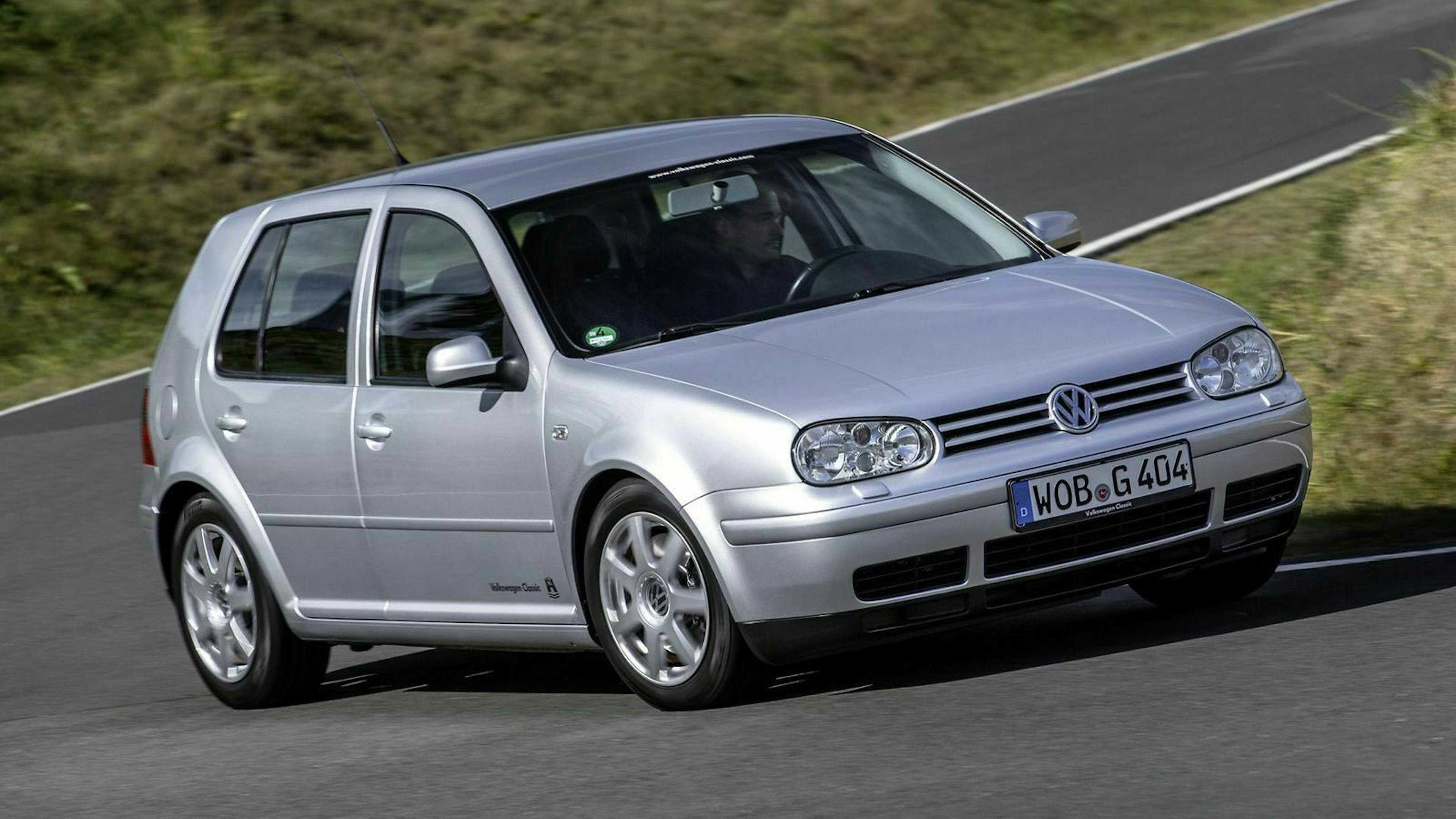 Zu sehen ist der VW Golf 4, fahrend