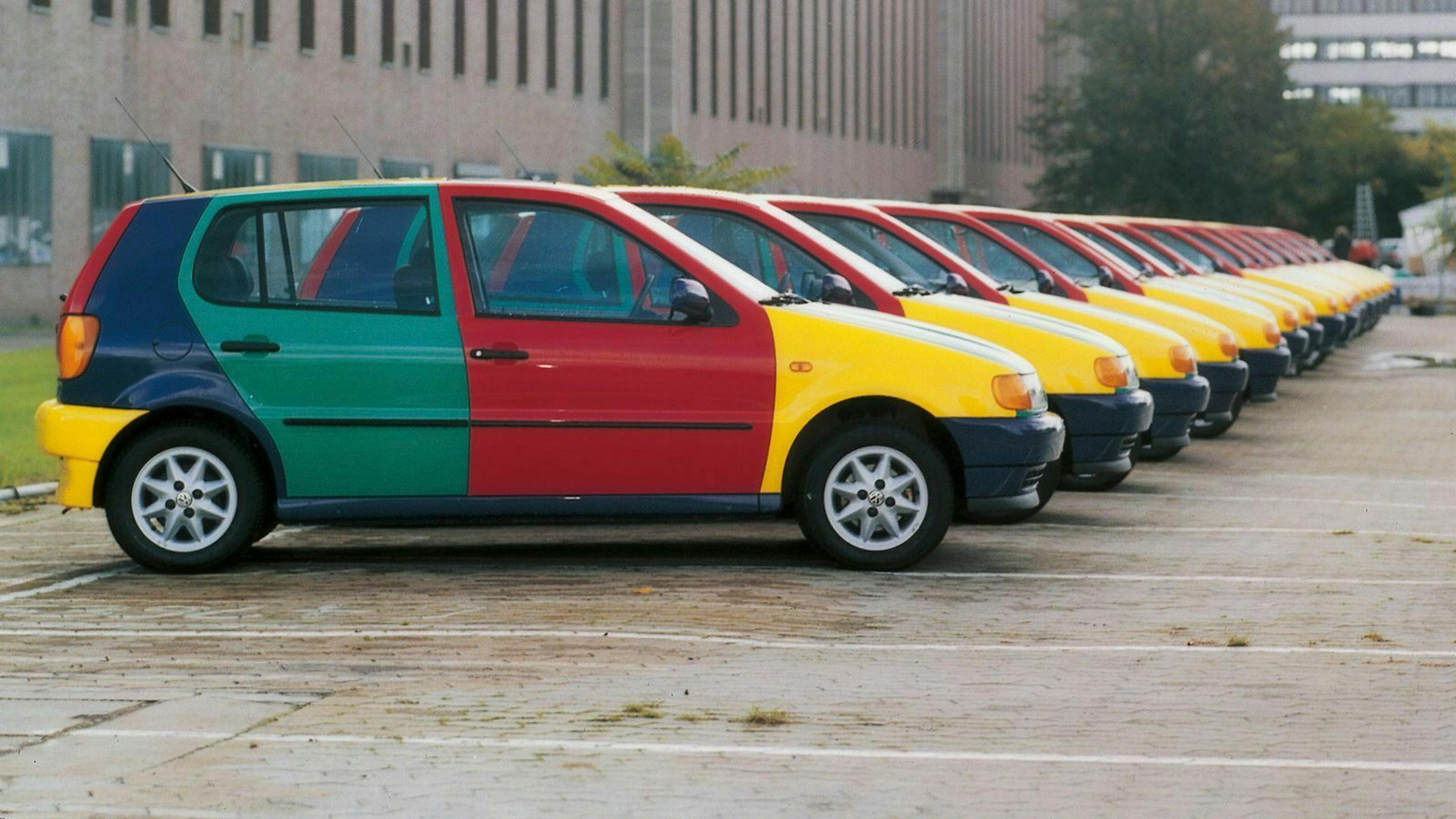 Der VW Polo Harlekin mit Anbauteilen in vier verschiedenen Signalfarben