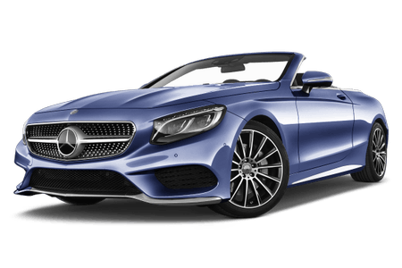 Blauer Mercedes-Benz Cabrio von schräg vorne, mit geöffnetem Verdeck und glänzenden Felgen.