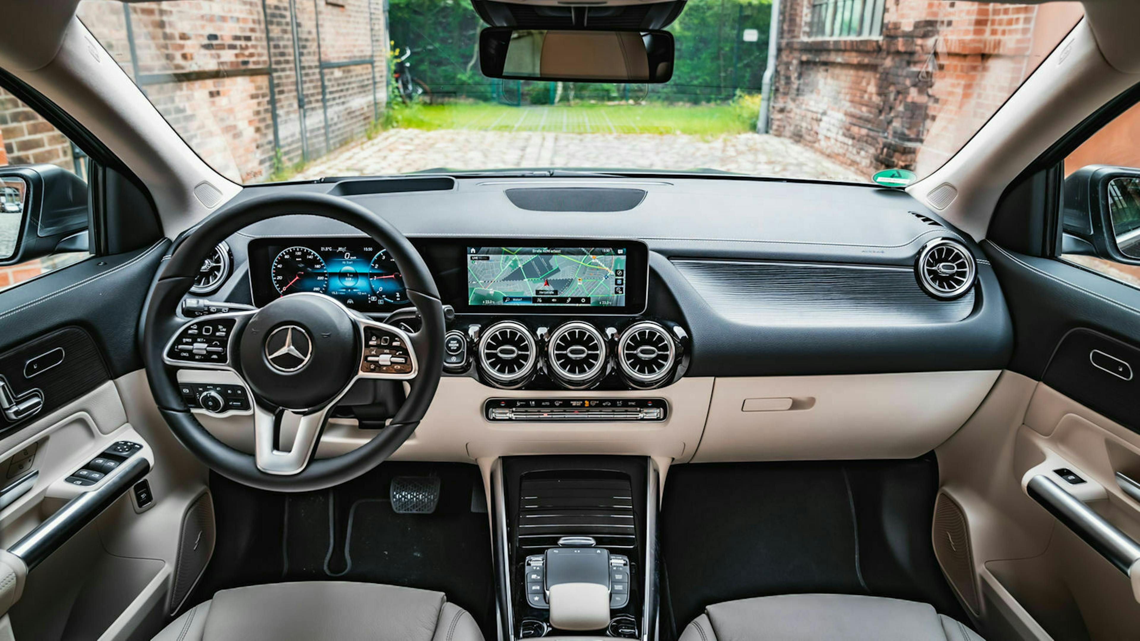 Zu sehen ist das Cokpit des Mercedes GLA 200