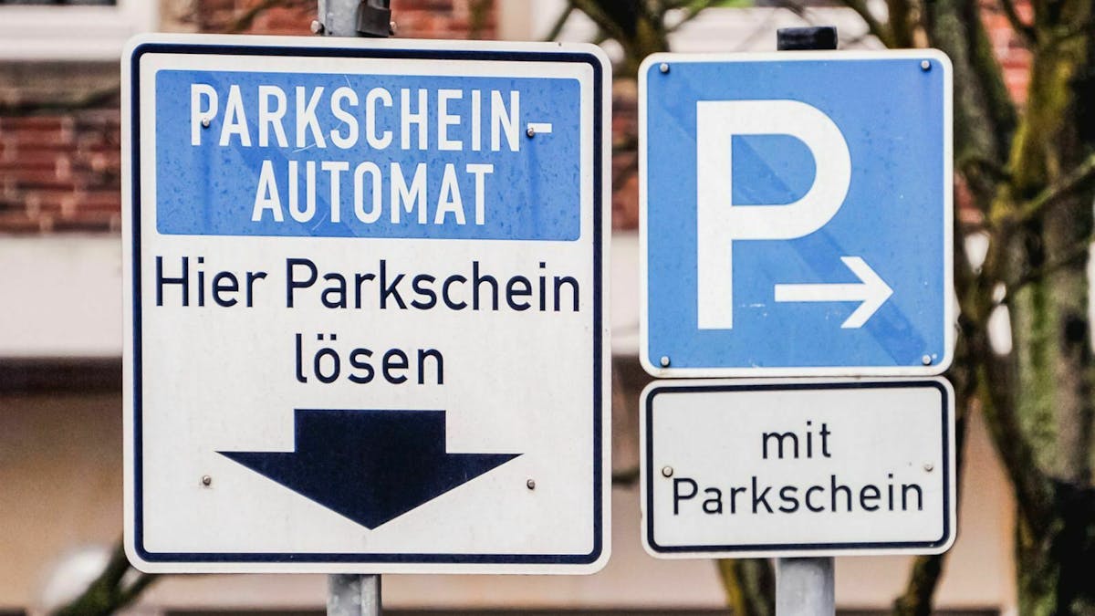 Das Parken auf einem Parkplatz ist in der Regel kostenpflichtig. Das bedeutet, Du musst dafür einen Parkschein lösen.