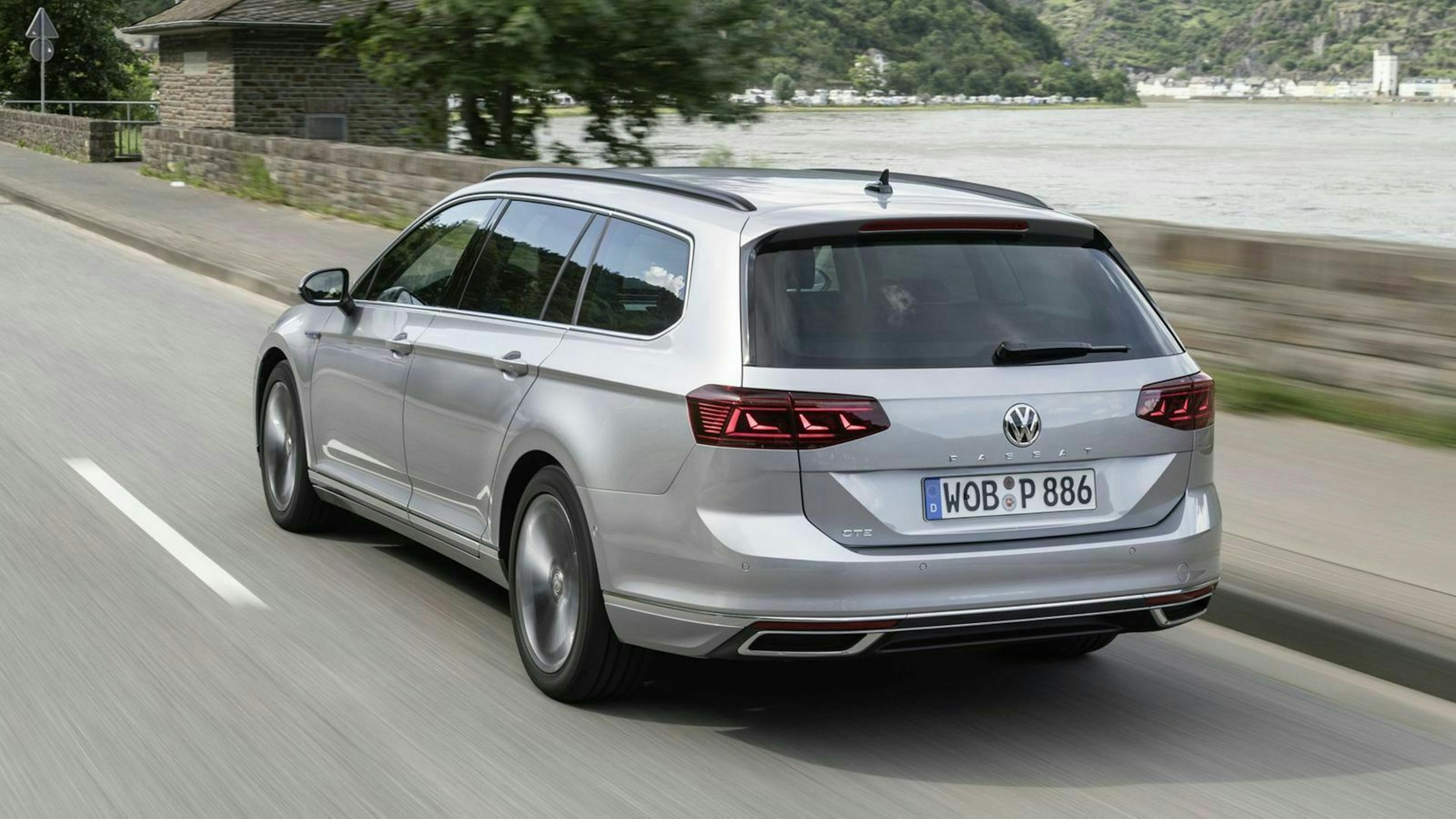 Zu sehen ist der VW Passat GTE Variant von hinten