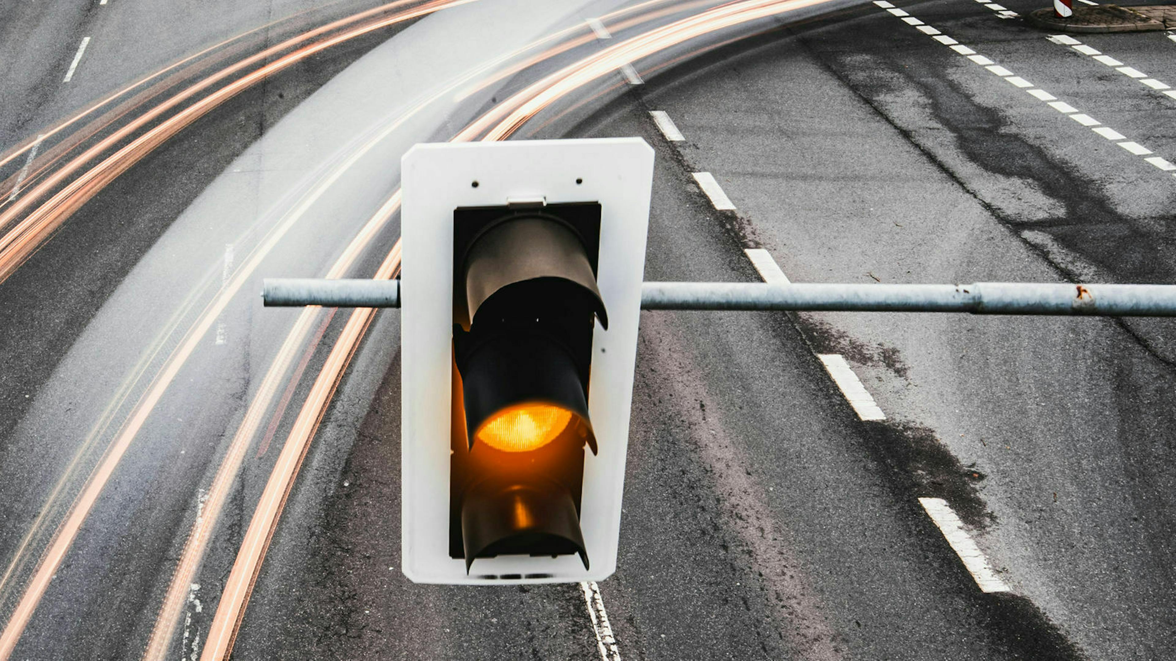 Jemand überfährt eine gelbe Ampel
