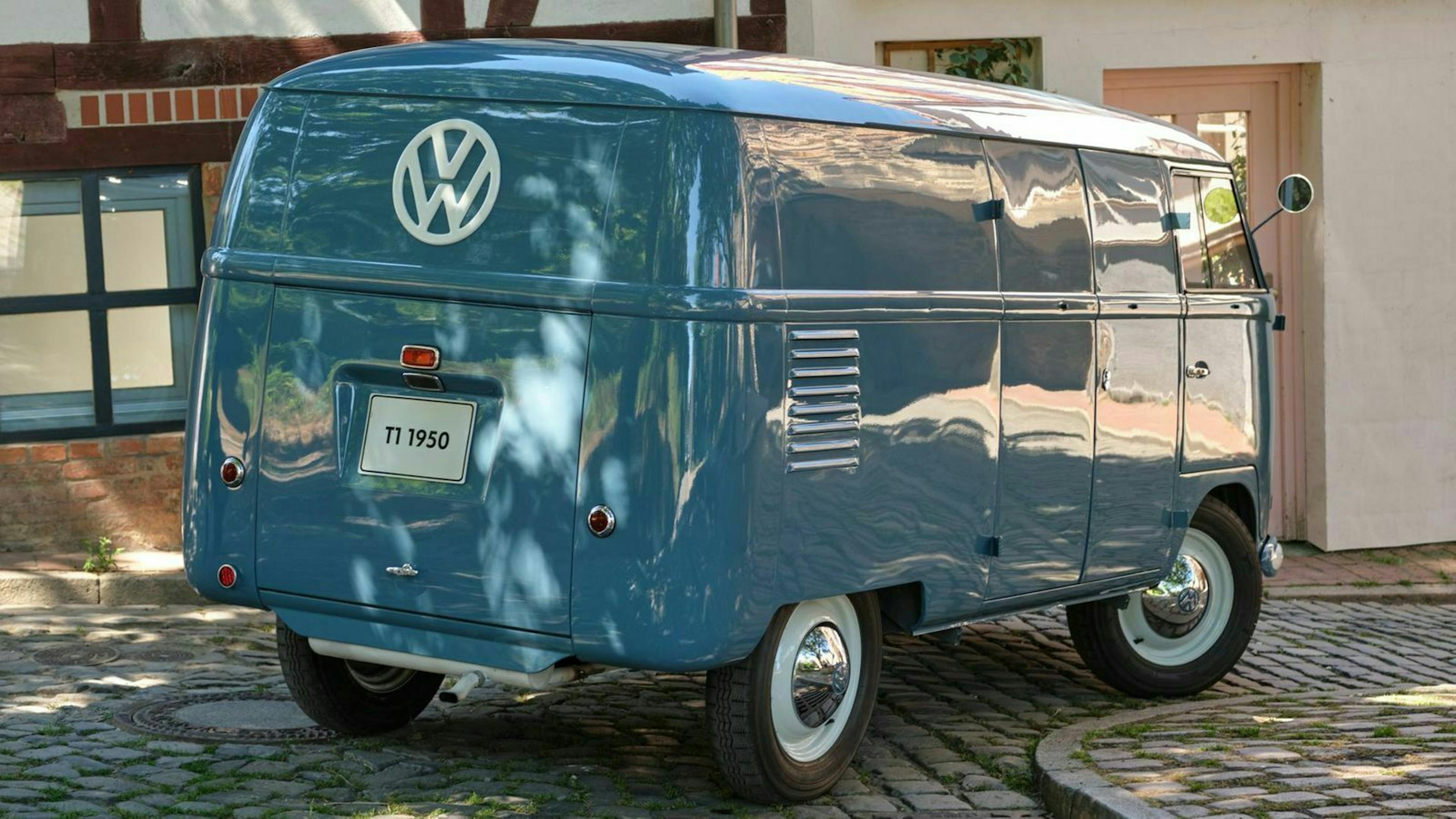 VW Bulli T1 Sofie Dreiviertel-Heckansicht
