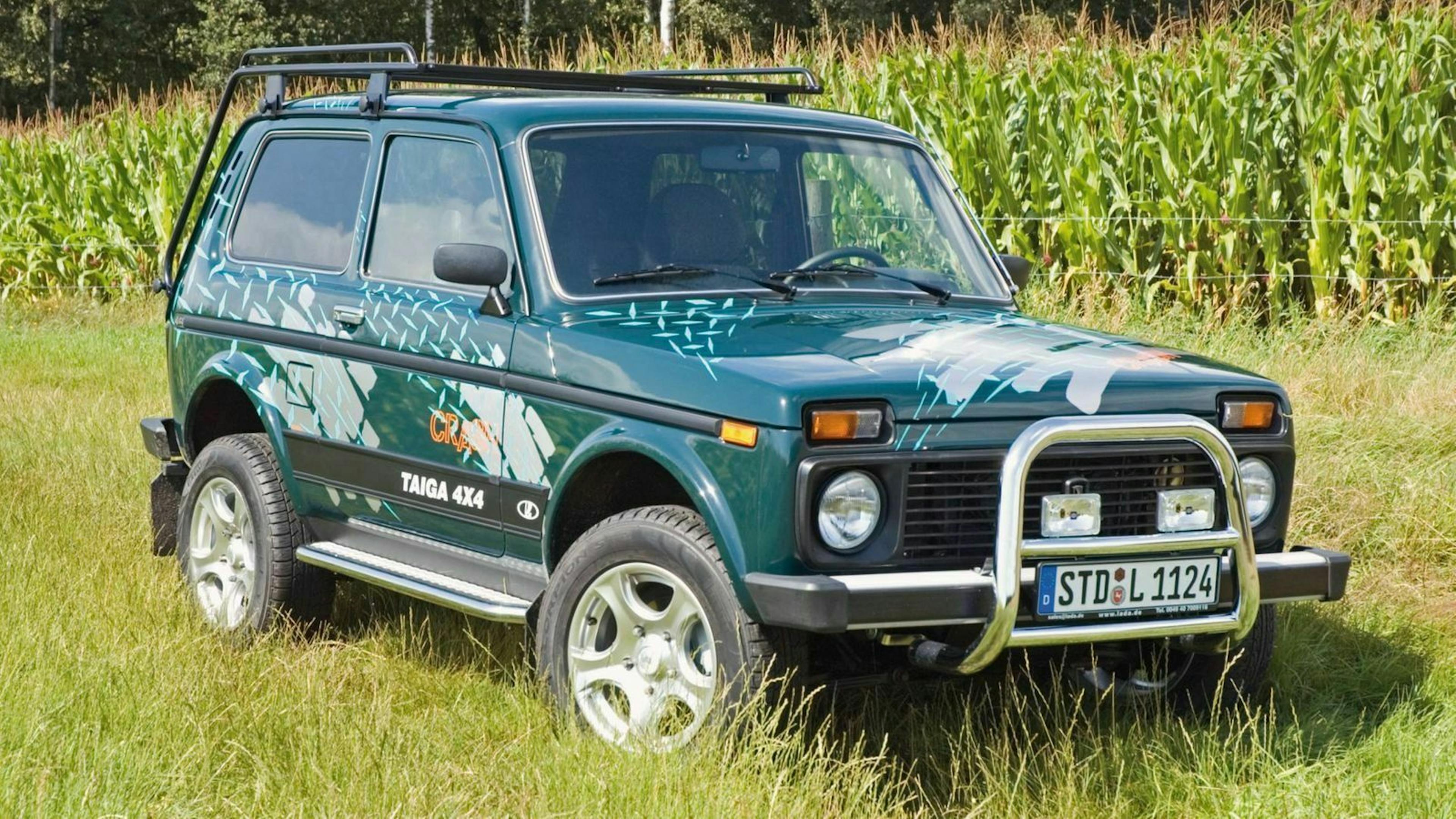 Der Lada Niva in seitlicher Frontansicht stehend